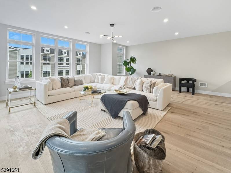 Woodcliff Lake Boro, NJ 07677,188 Broadway #5