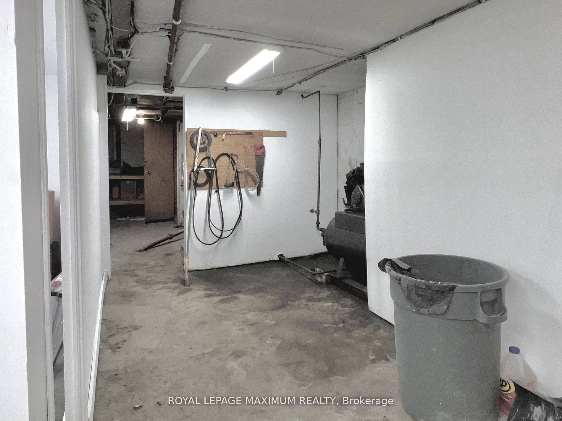 Toronto E03, ON M4K 3V1,899 Pape AVE