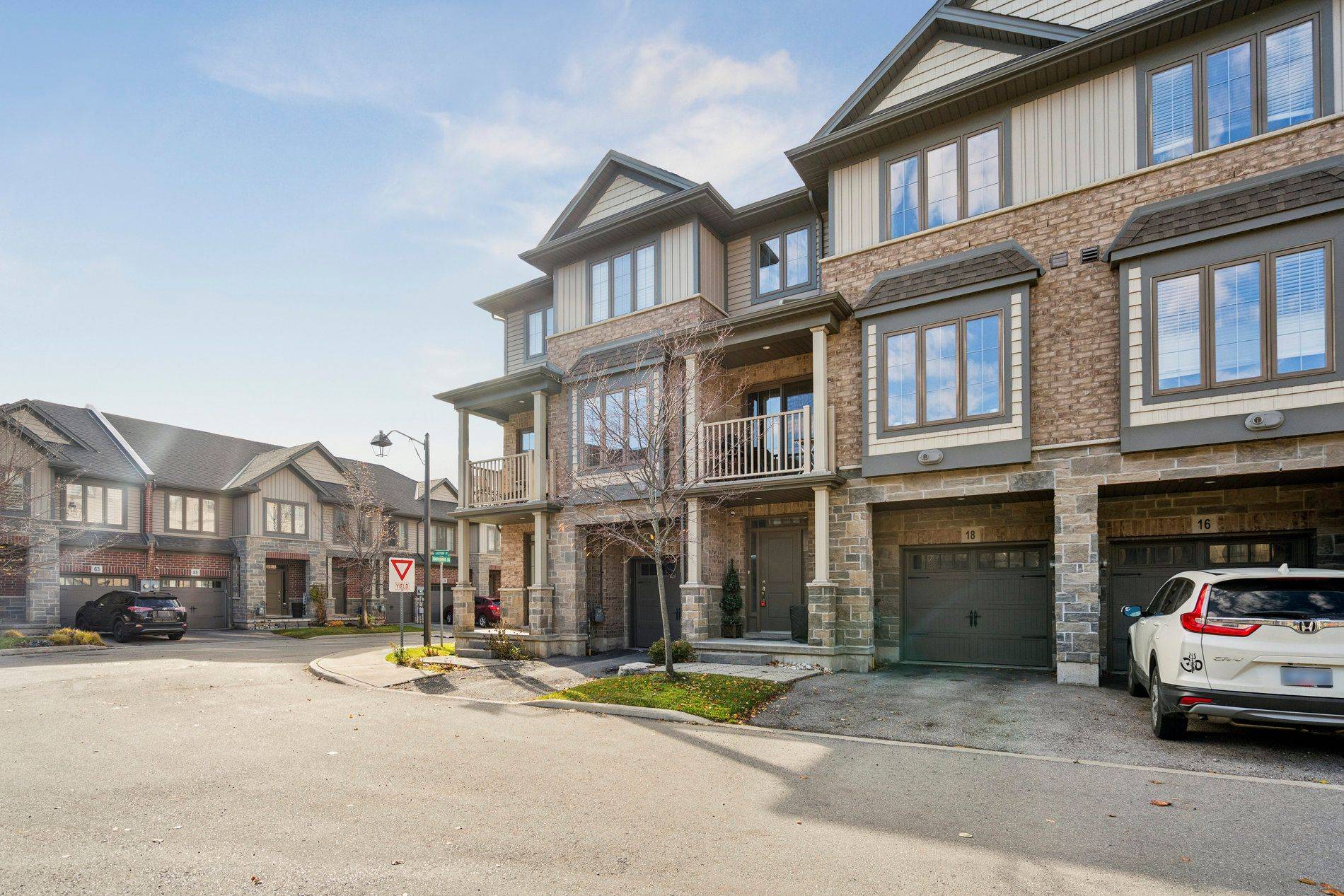 Hamilton, ON L8E 0J3,18 Lakefront DR