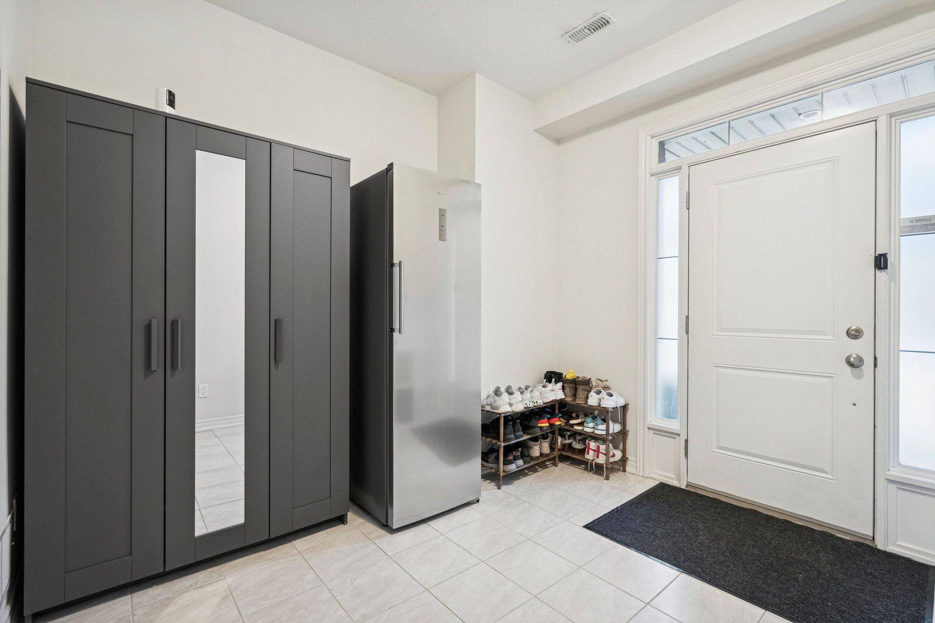 Hamilton, ON L8E 0J3,18 Lakefront DR