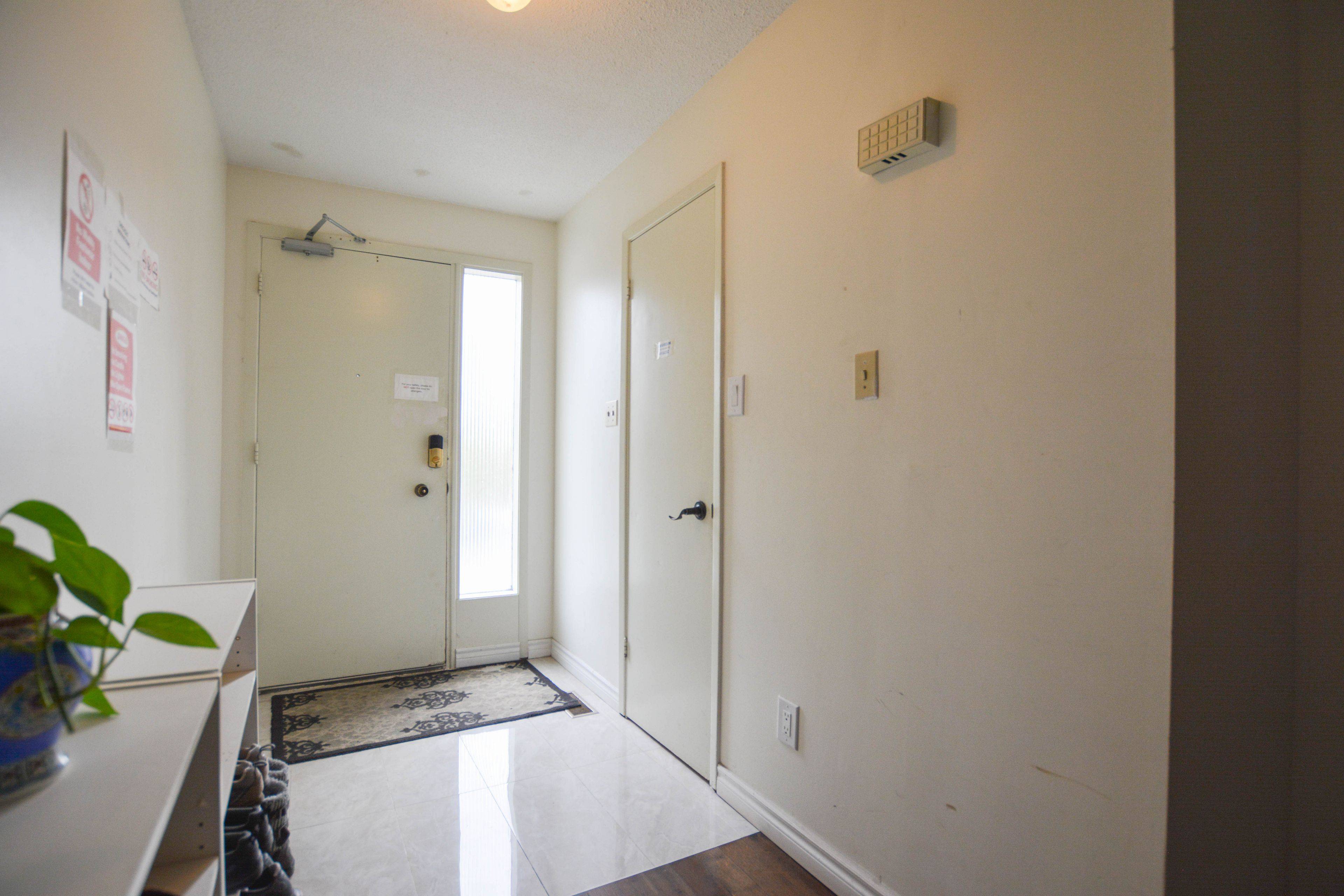 Toronto C15, ON M2M 3A7,22 Mintwood DR