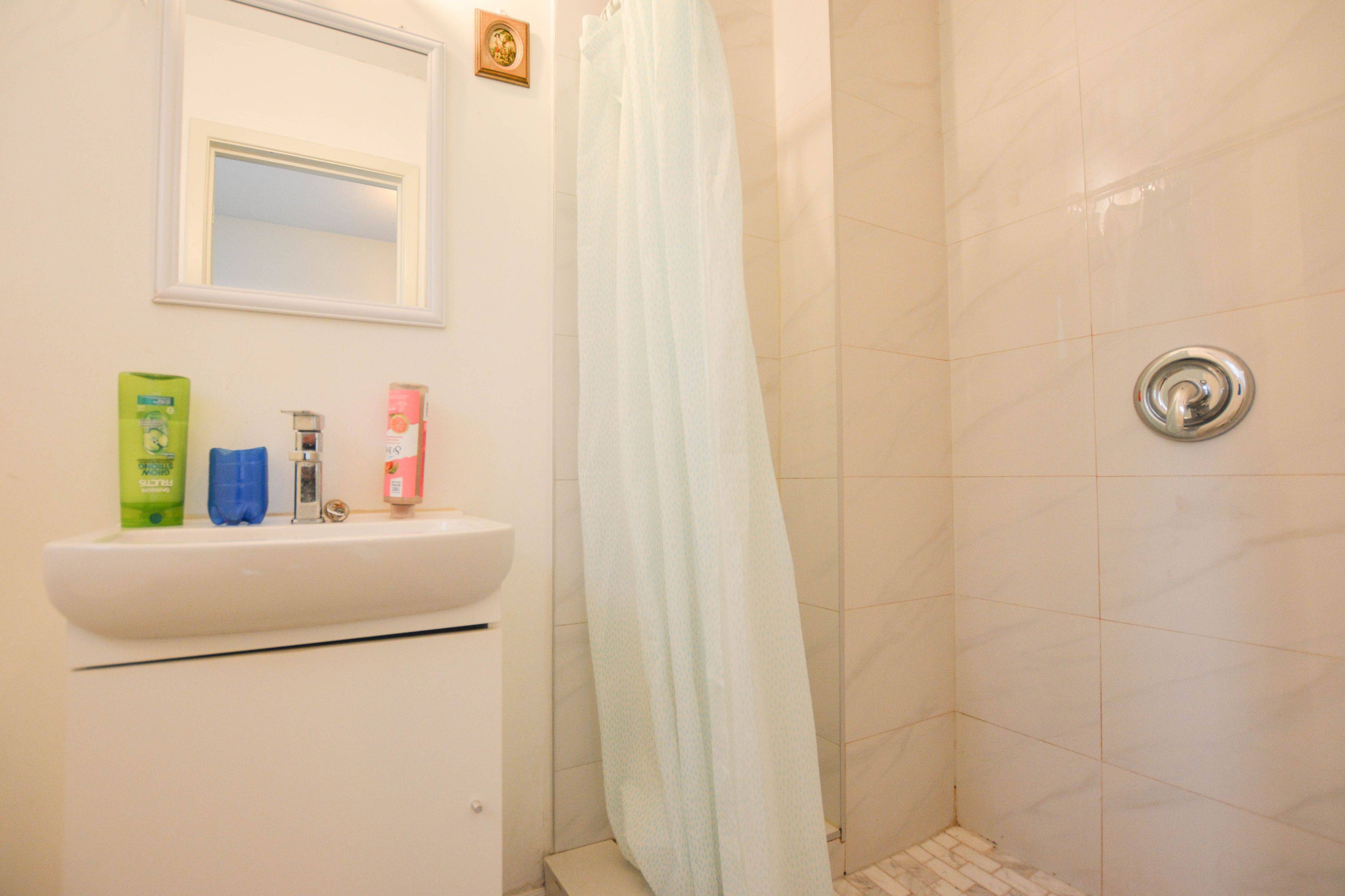 Toronto C15, ON M2M 3A7,22 Mintwood DR