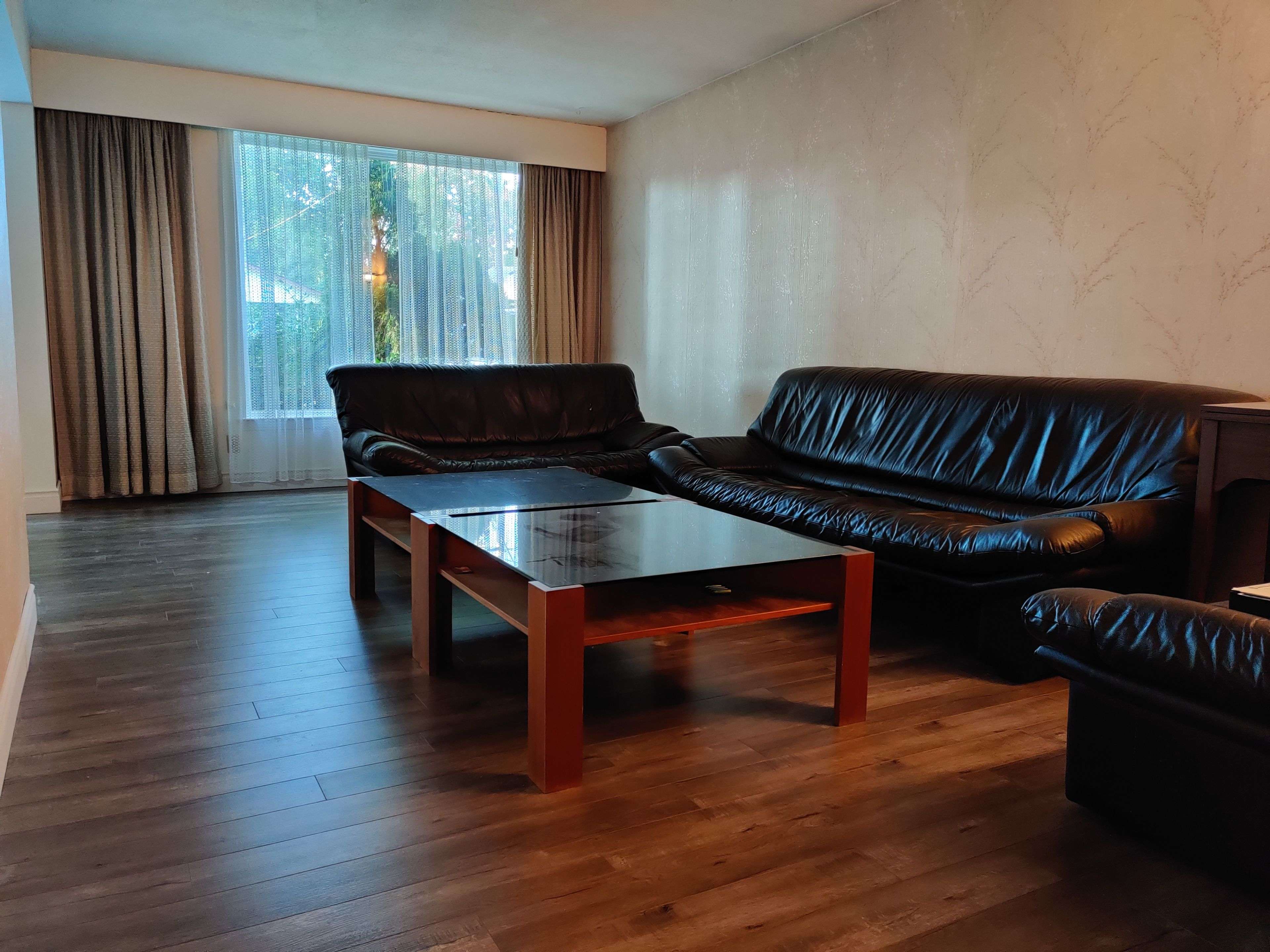 Toronto C15, ON M2J 2Z4,9 Lisburn CRES #upper