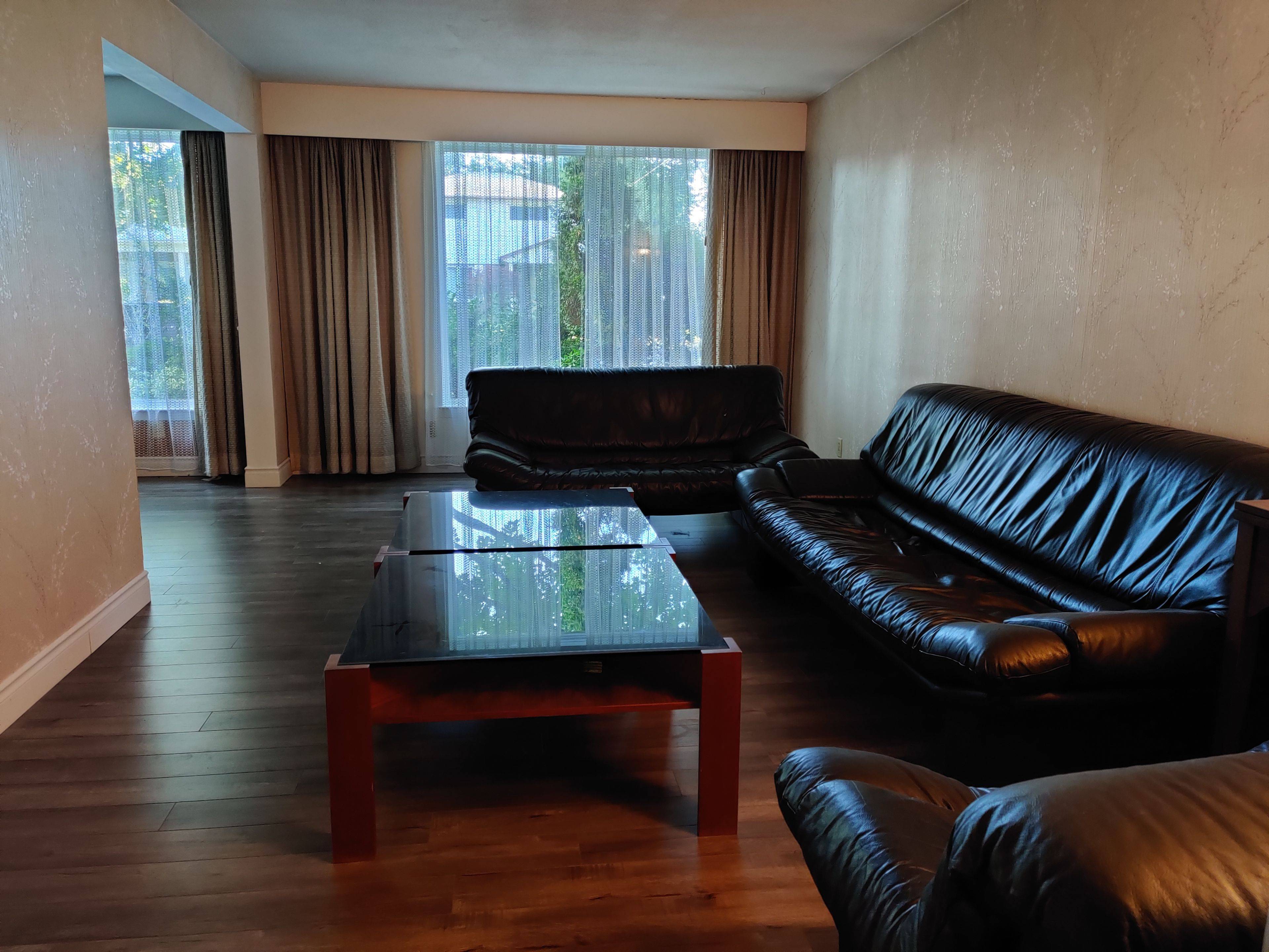 Toronto C15, ON M2J 2Z4,9 Lisburn CRES #upper