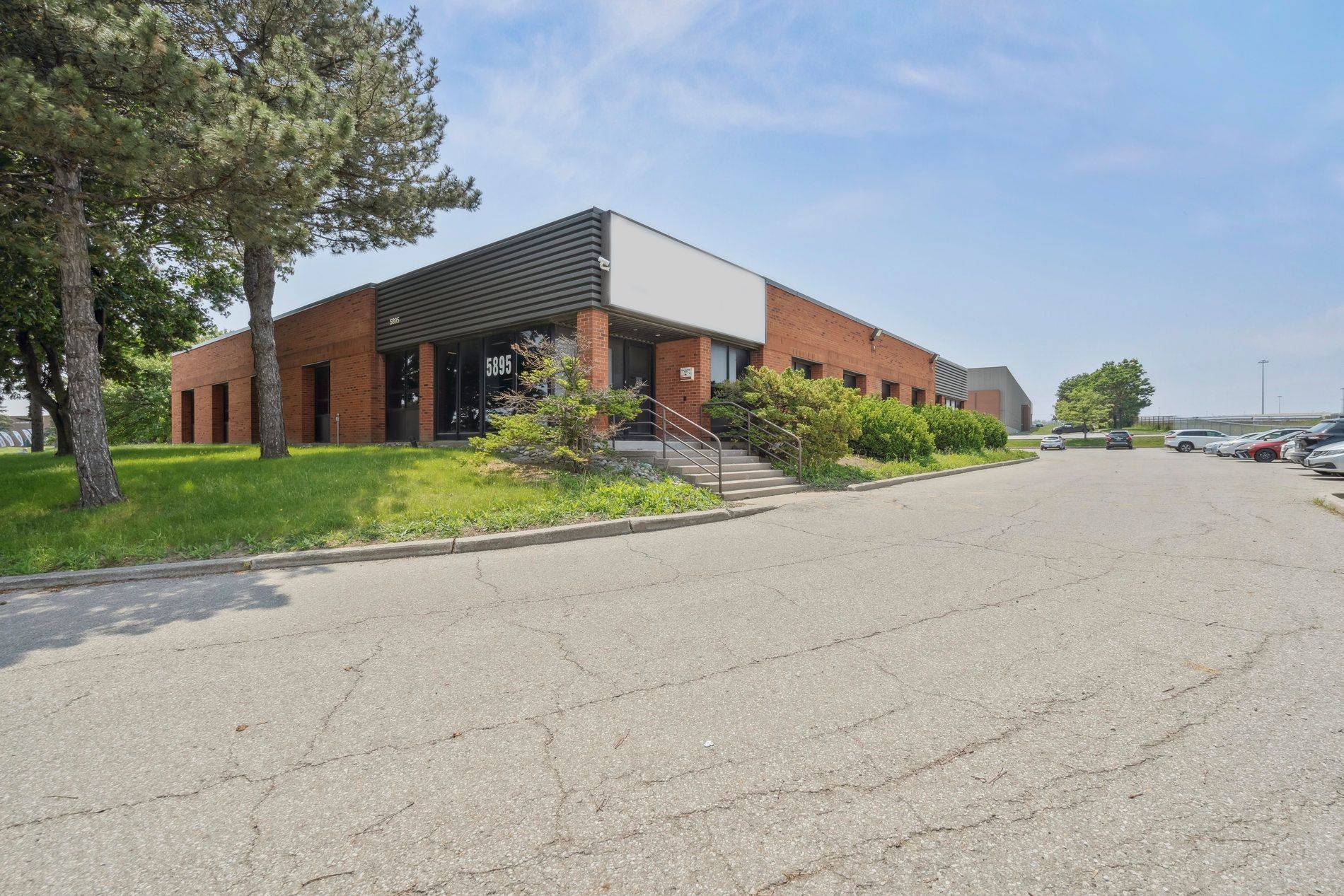 5895 Ambler DR, Mississauga, ON L4W 5B7