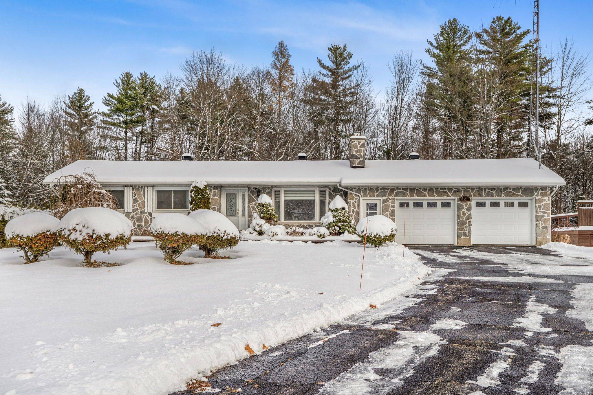 Alfred And Plantagenet, ON K0B 1A0,637 STATION RD