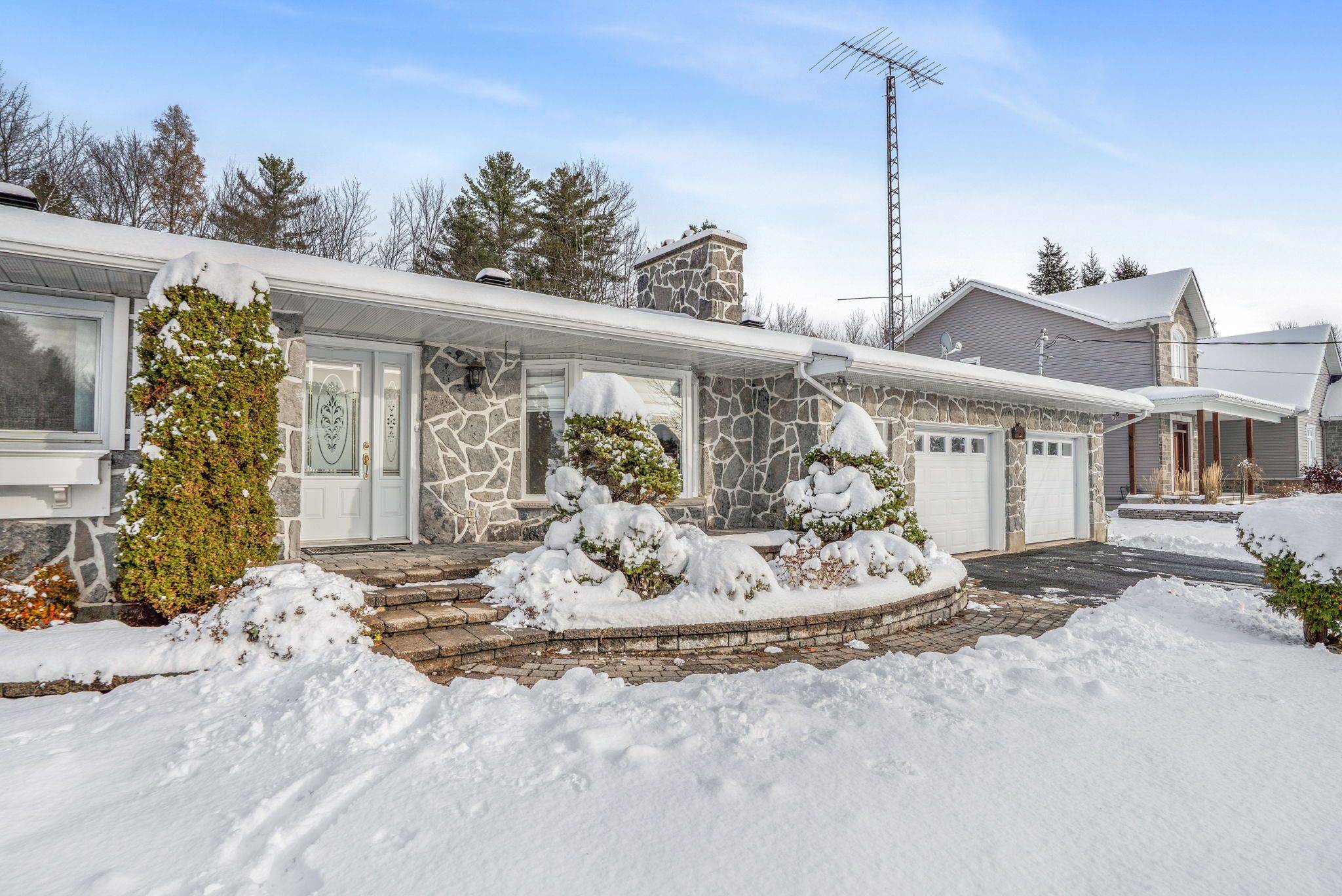 Alfred And Plantagenet, ON K0B 1A0,637 STATION RD