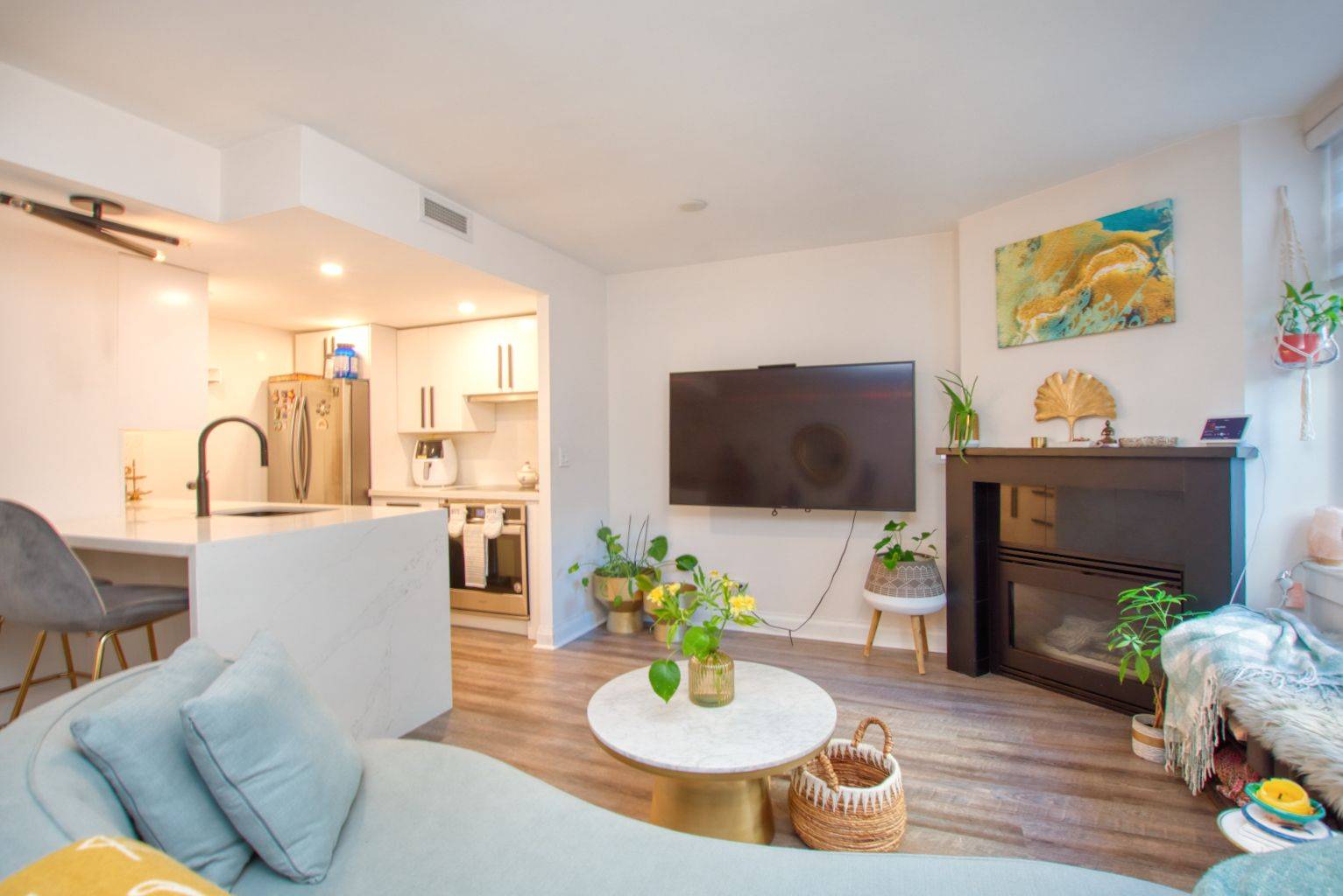 Toronto C10, ON M4S 2J7,98 Redpath AVE #5