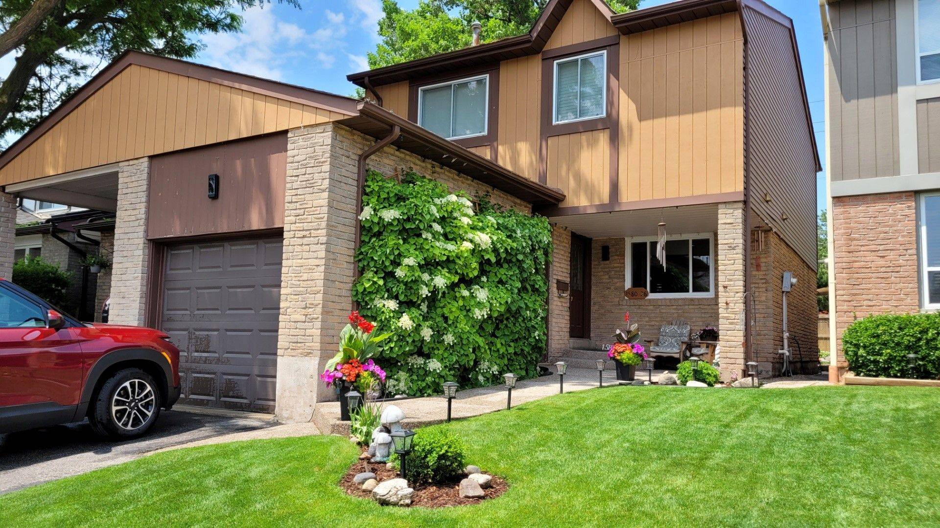 Oakville, ON L6H 2Z5,1580 Lancaster DR #26