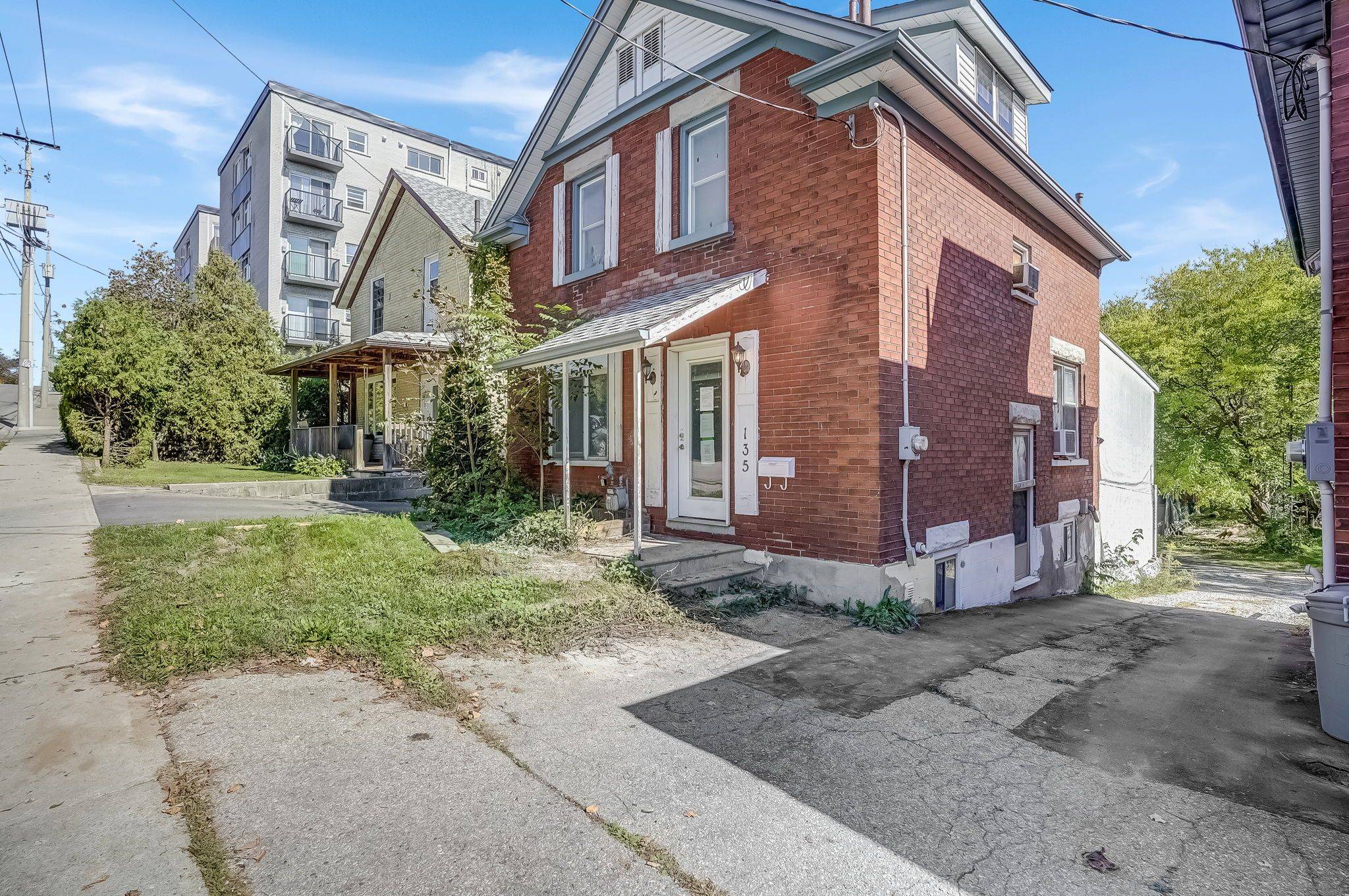 Kitchener, ON N2G 3M4,135 Madison AVE S