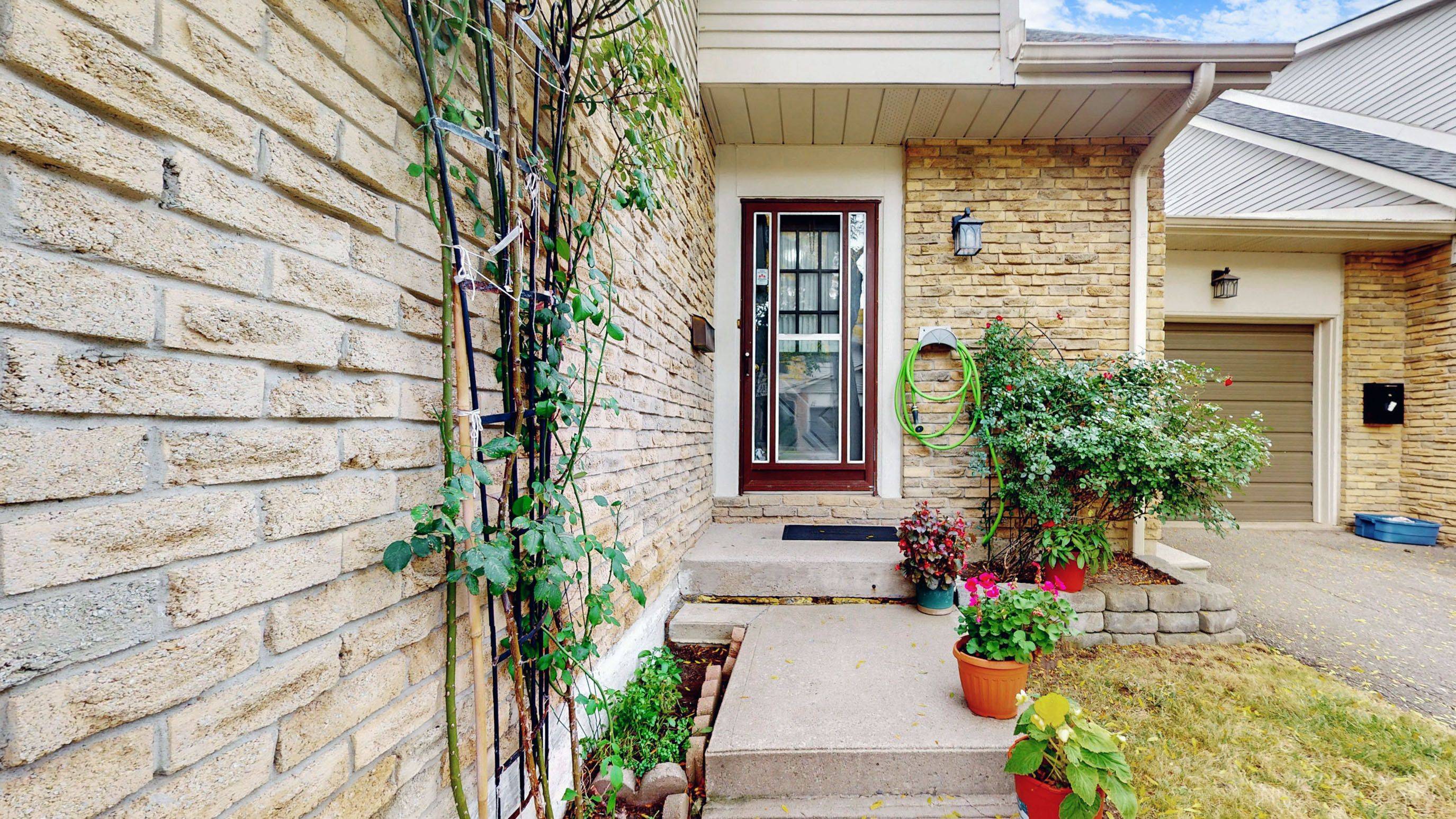 Mississauga, ON L5N 2H7,2701 Aquitaine AVE #6