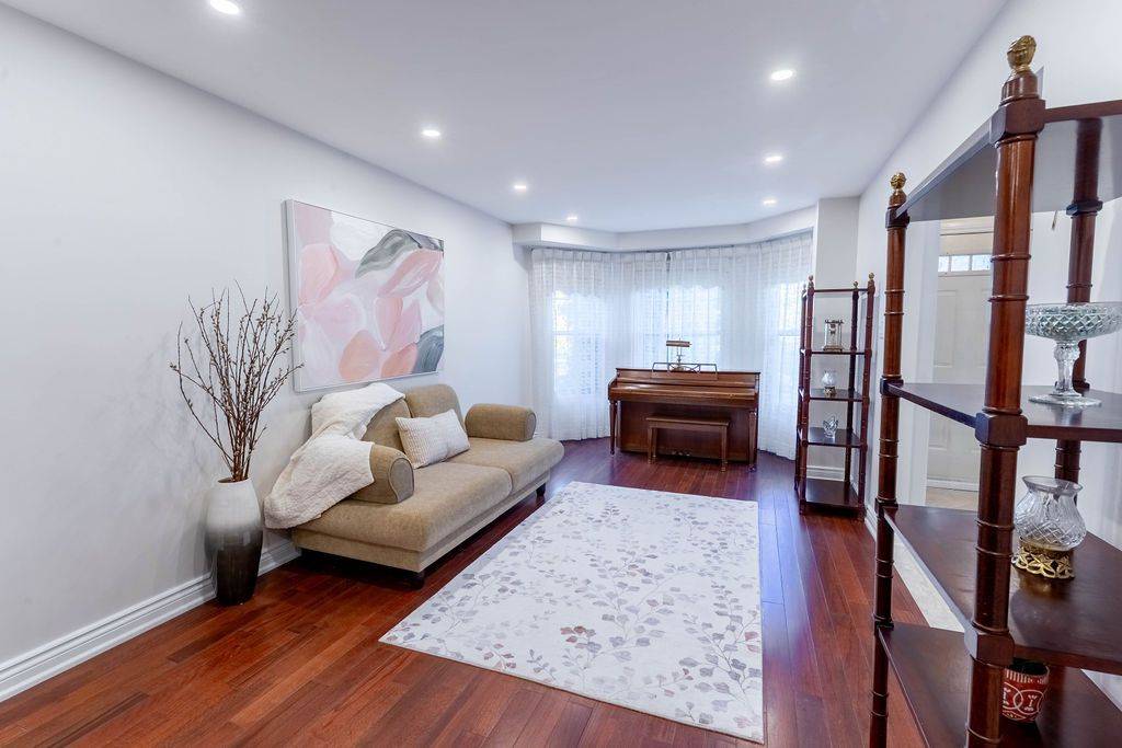 Mississauga, ON L5M 3X9,5580 Millbrook LN