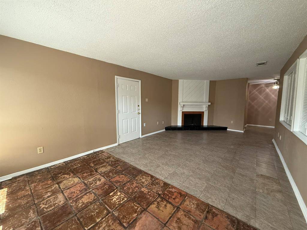 Dallas, TX 75243,9696 Walnut #606