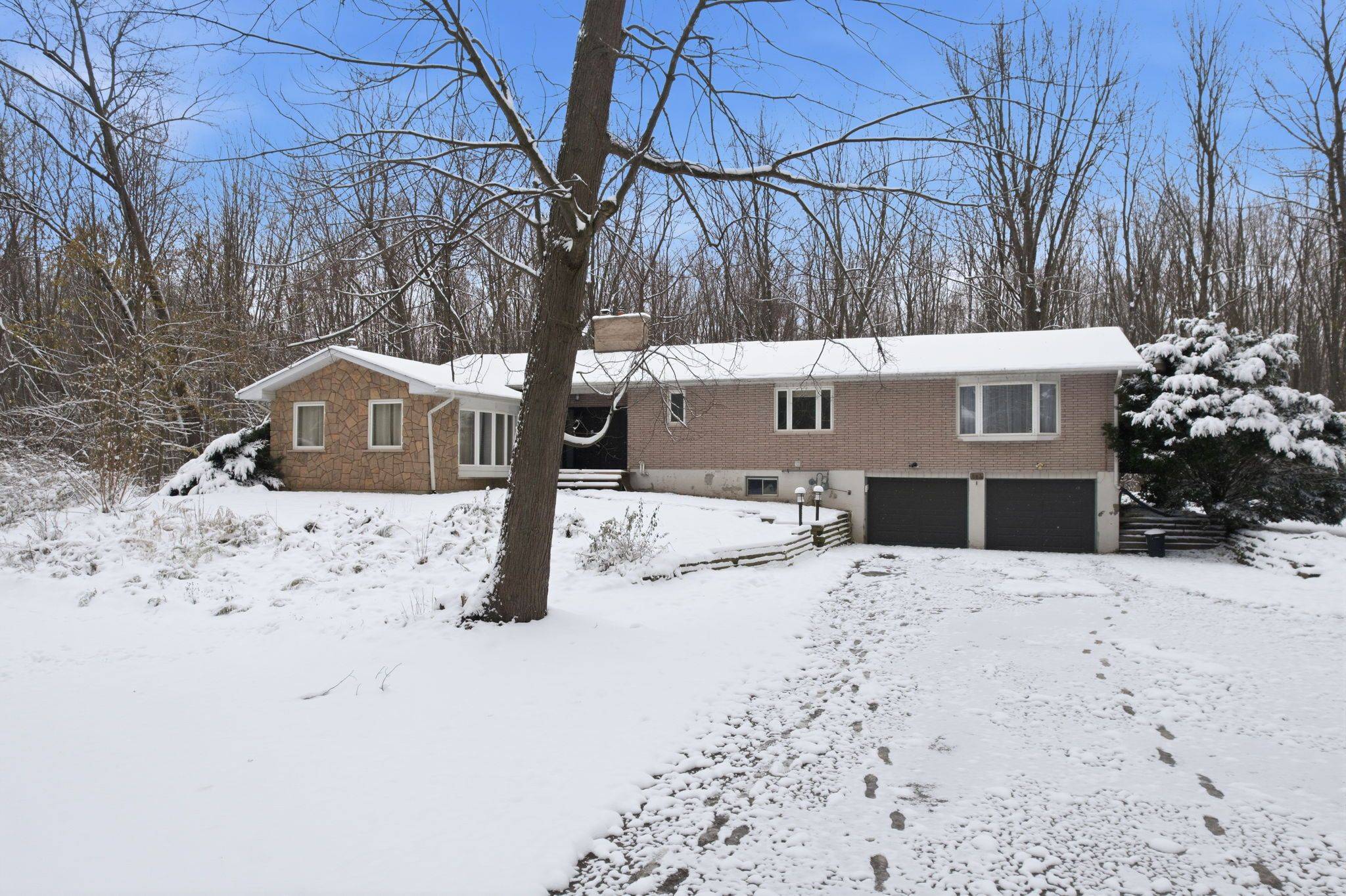 Hamilton, ON L8B 1N2,563 6th Concession RD W