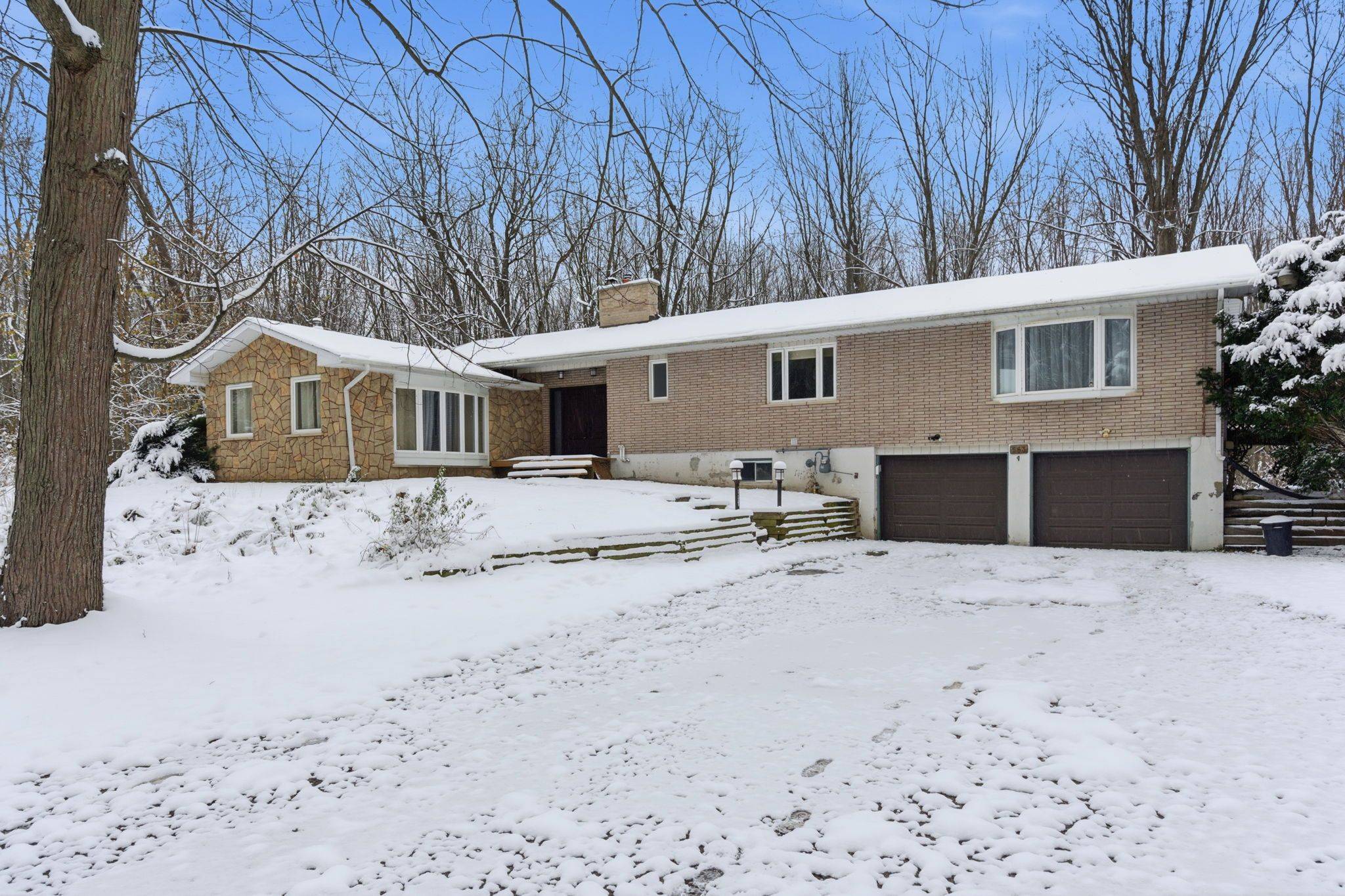 Hamilton, ON L8B 1N2,563 6th Concession RD W