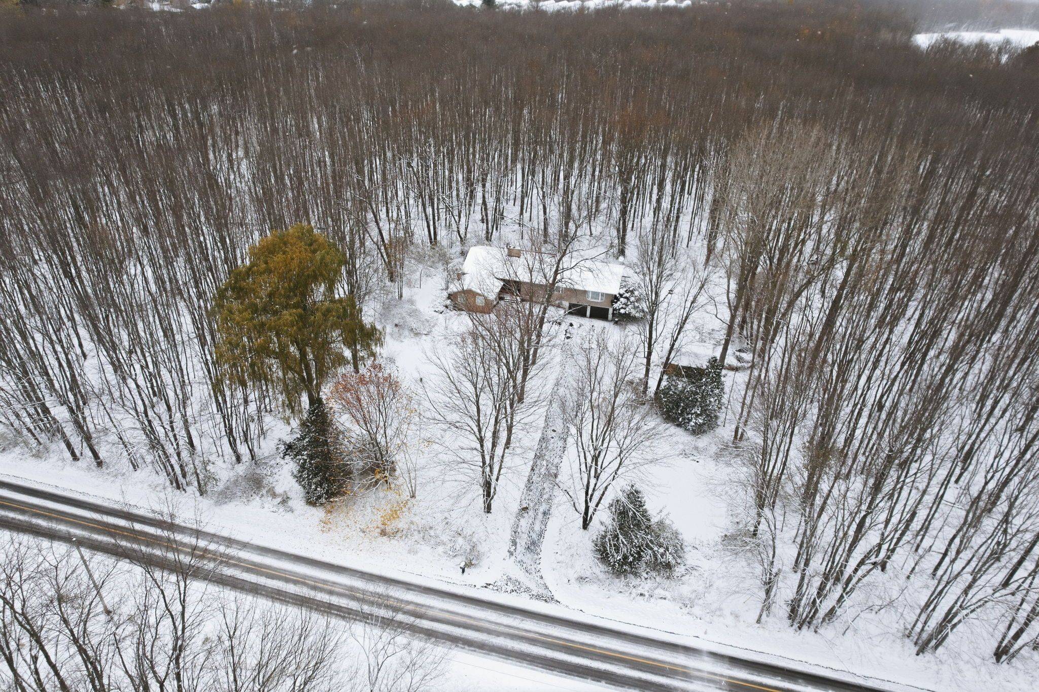 Hamilton, ON L8B 1N2,563 6th Concession RD W