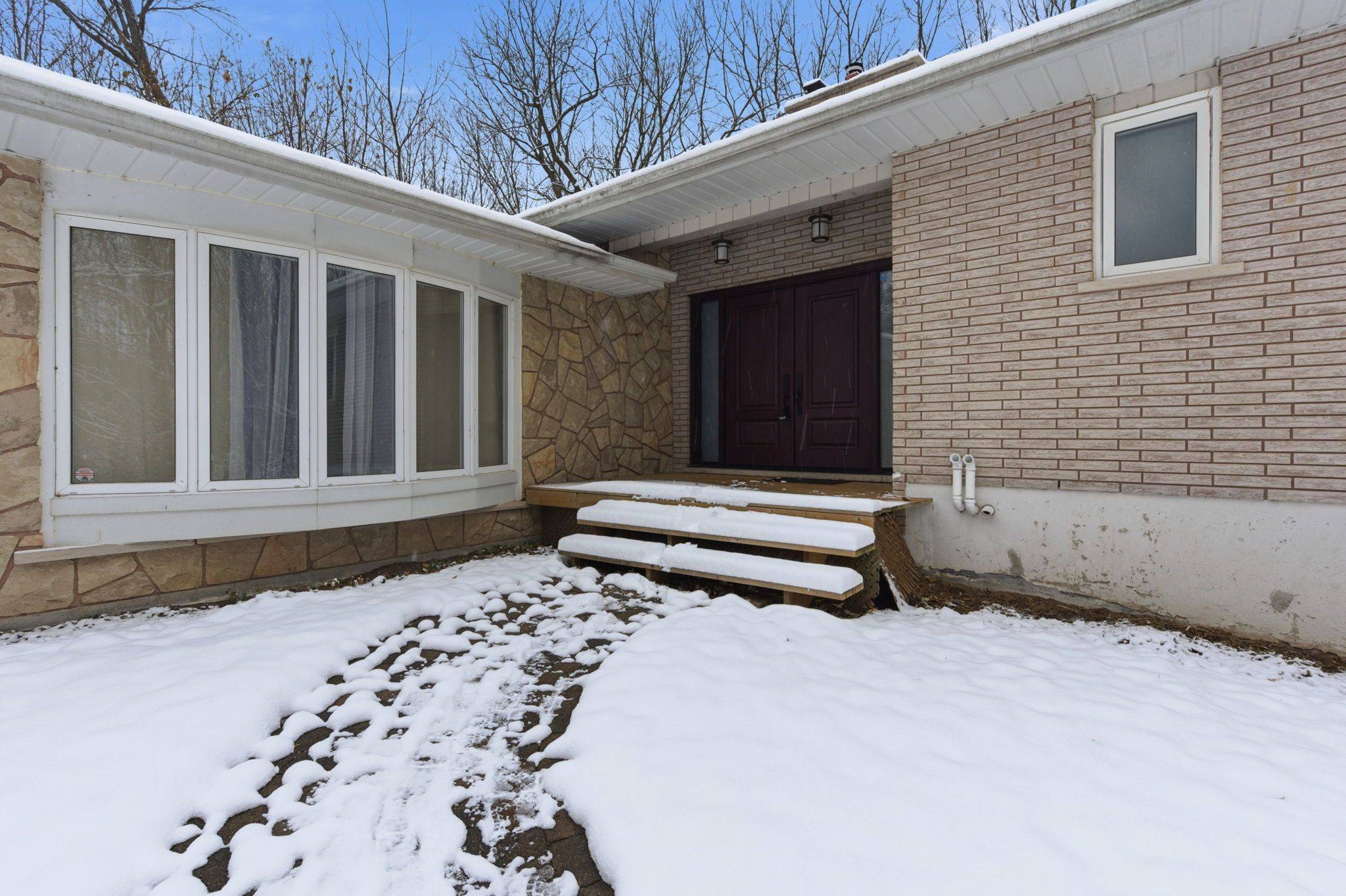 Hamilton, ON L8B 1N2,563 6th Concession RD W