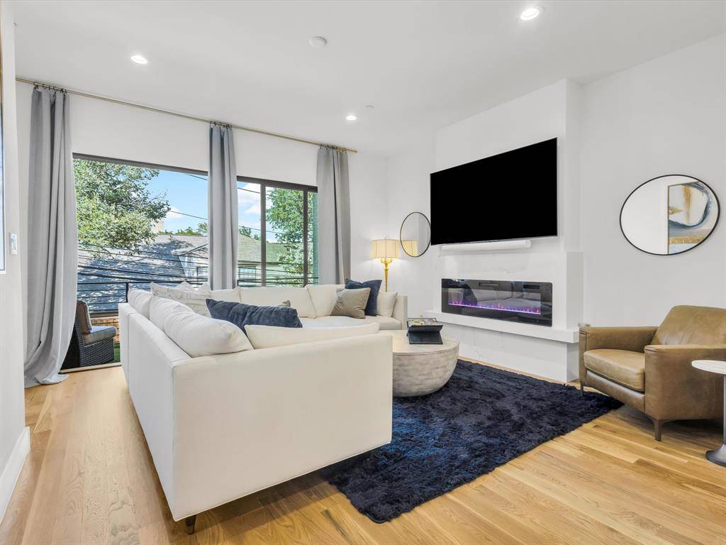 Dallas, TX 75204,805 Pavillion #103