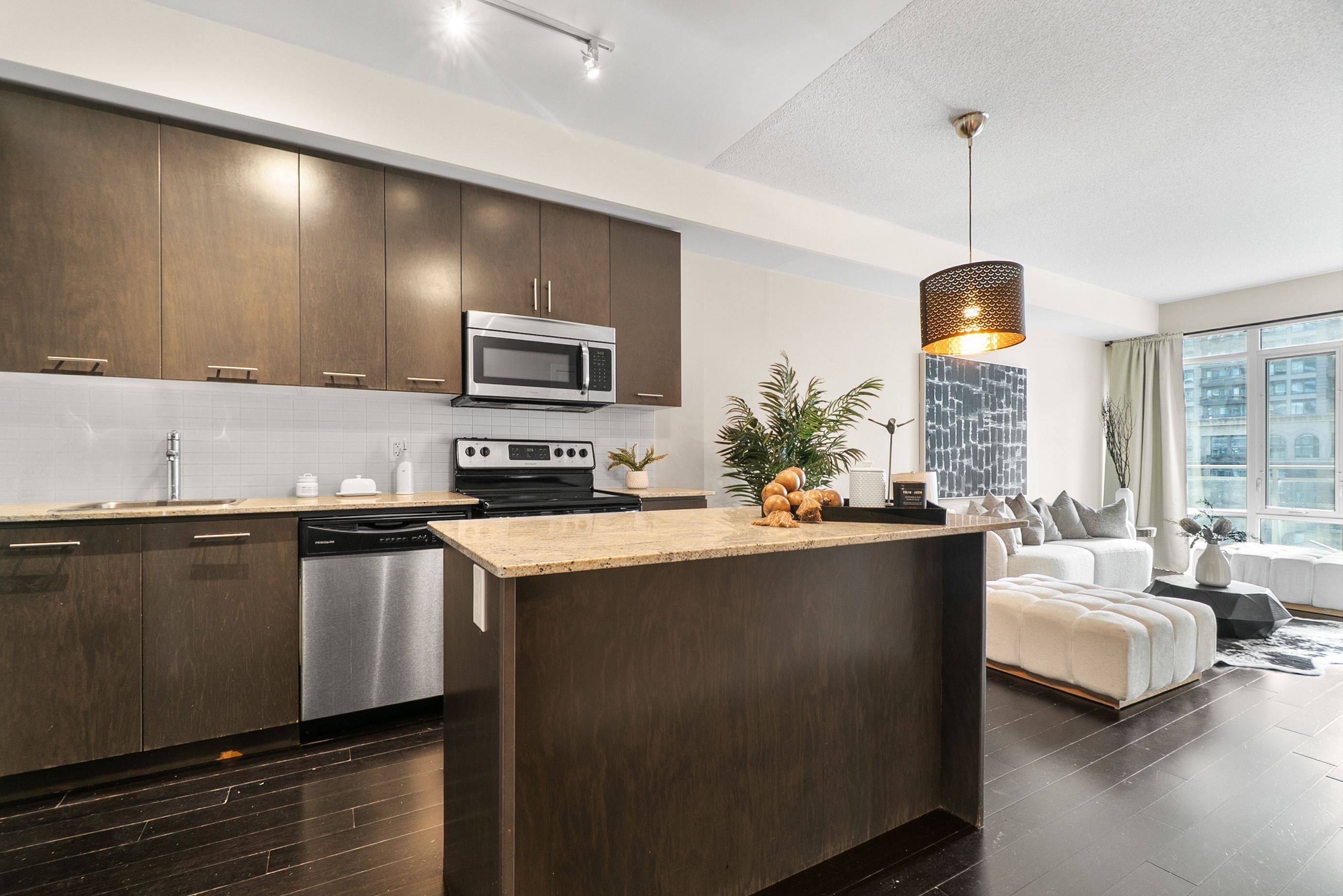 Mississauga, ON L5B 0G7,360 Square One DR N #707