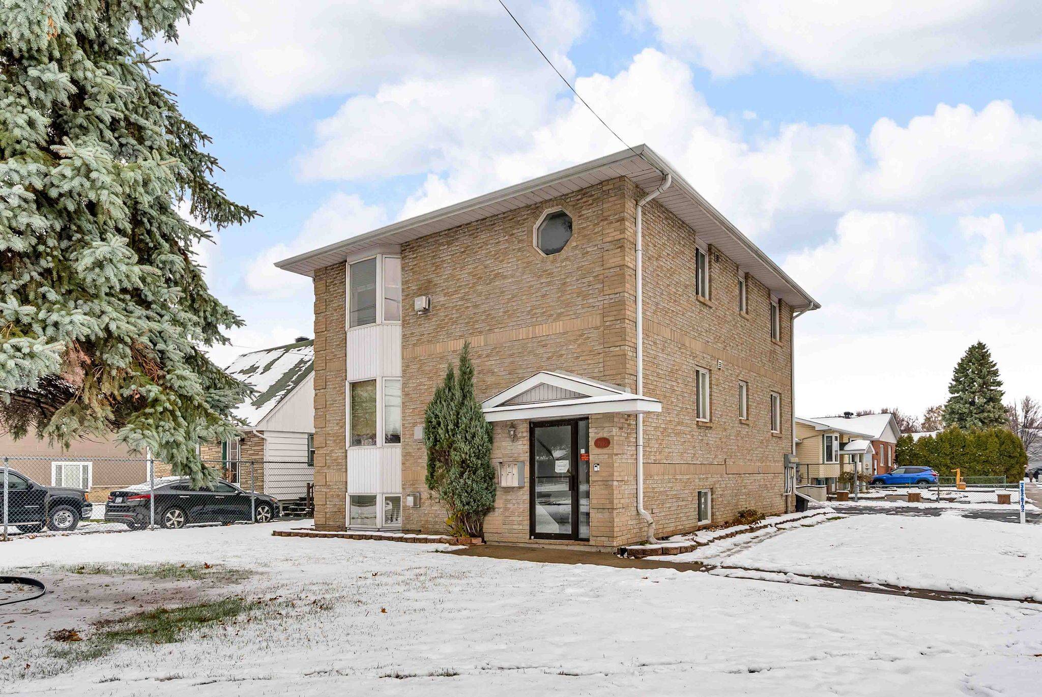 Cornwall, ON K6J 5G4,2093 PITT ST