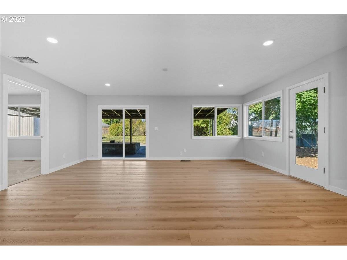 Oregon City, OR 97045,187 ELMAR DR