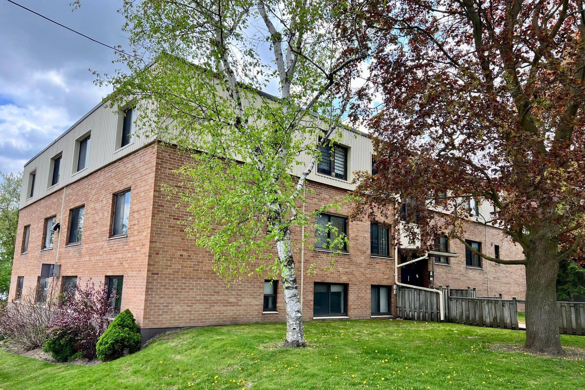 Bradford West Gwillimbury, ON L3Z 1G6,136 Scanlon AVE #9