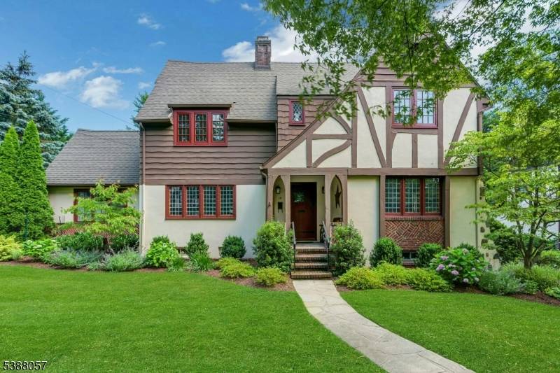 Millburn Twp., NJ 07078,19 Hawthorne Rd