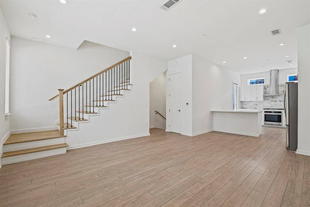 Dallas, TX 75208,410 W 9th Street #205