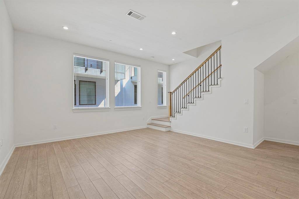 Dallas, TX 75208,410 W 9th Street #205