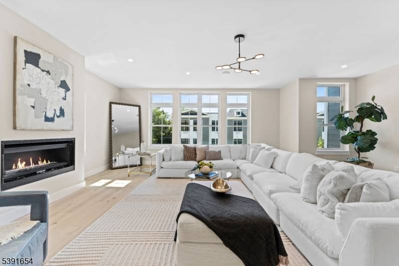 Woodcliff Lake Boro, NJ 07677,188 Broadway #2