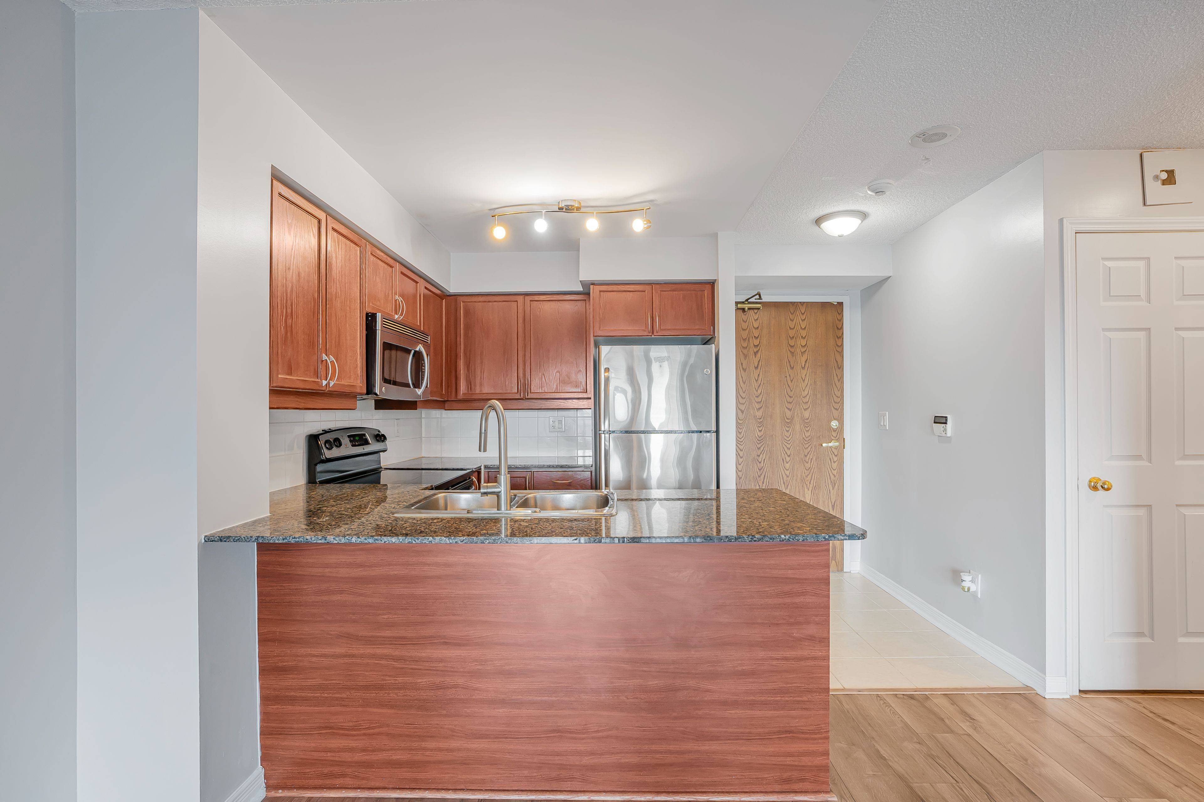 Richmond Hill, ON L4B 0B1,185 Oneida CRES #715