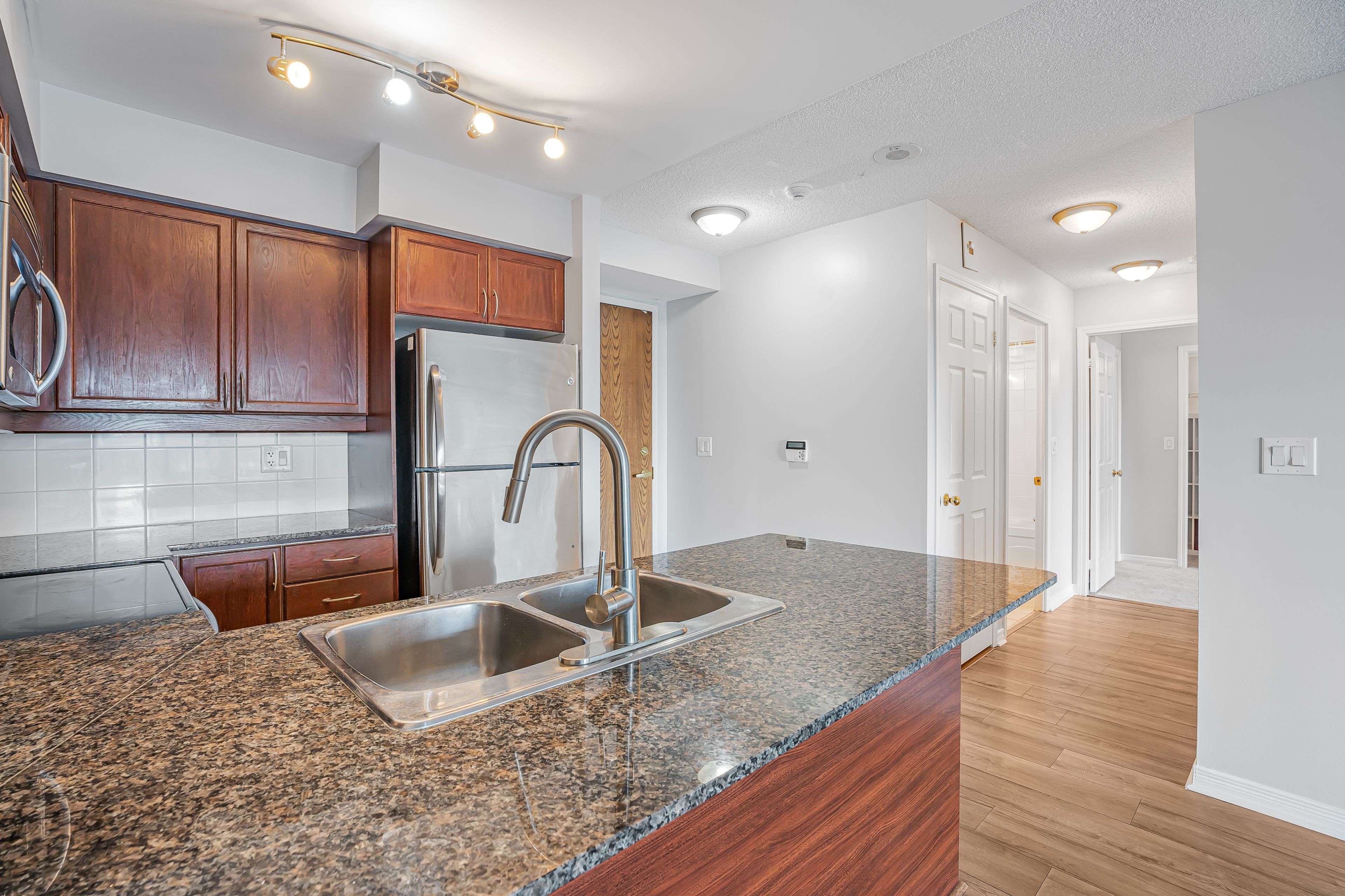 Richmond Hill, ON L4B 0B1,185 Oneida CRES #715