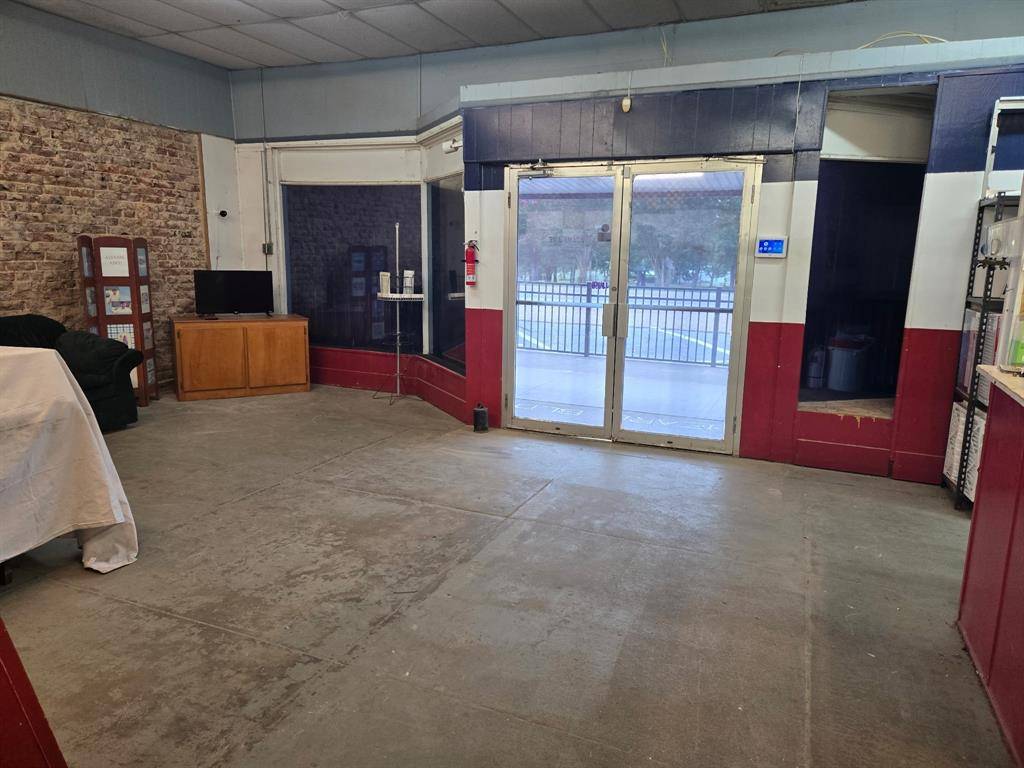 Naples, TX 75568,102 Main St