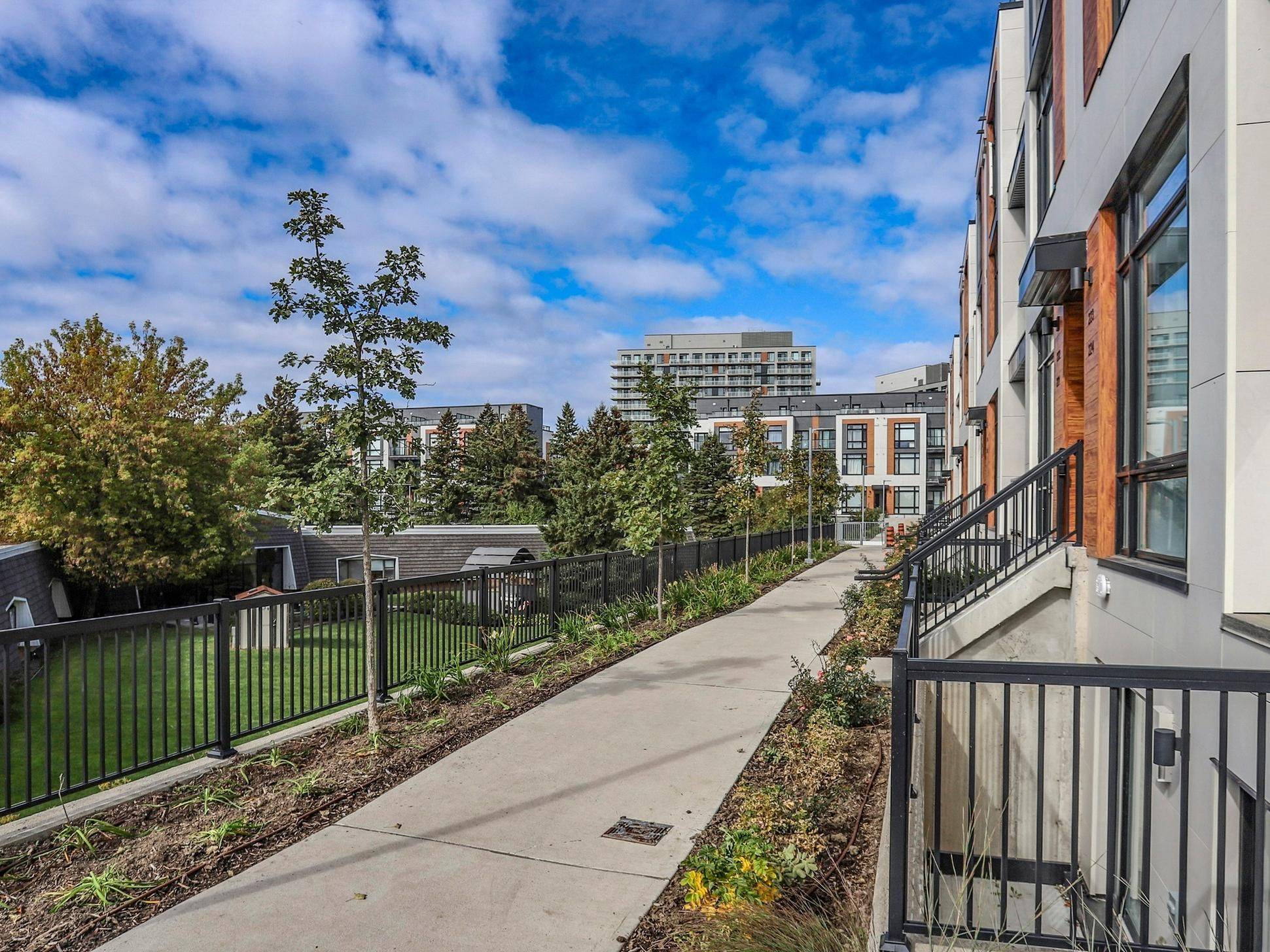 Richmond Hill, ON L4S 0N1,8 Steckley House LN #216