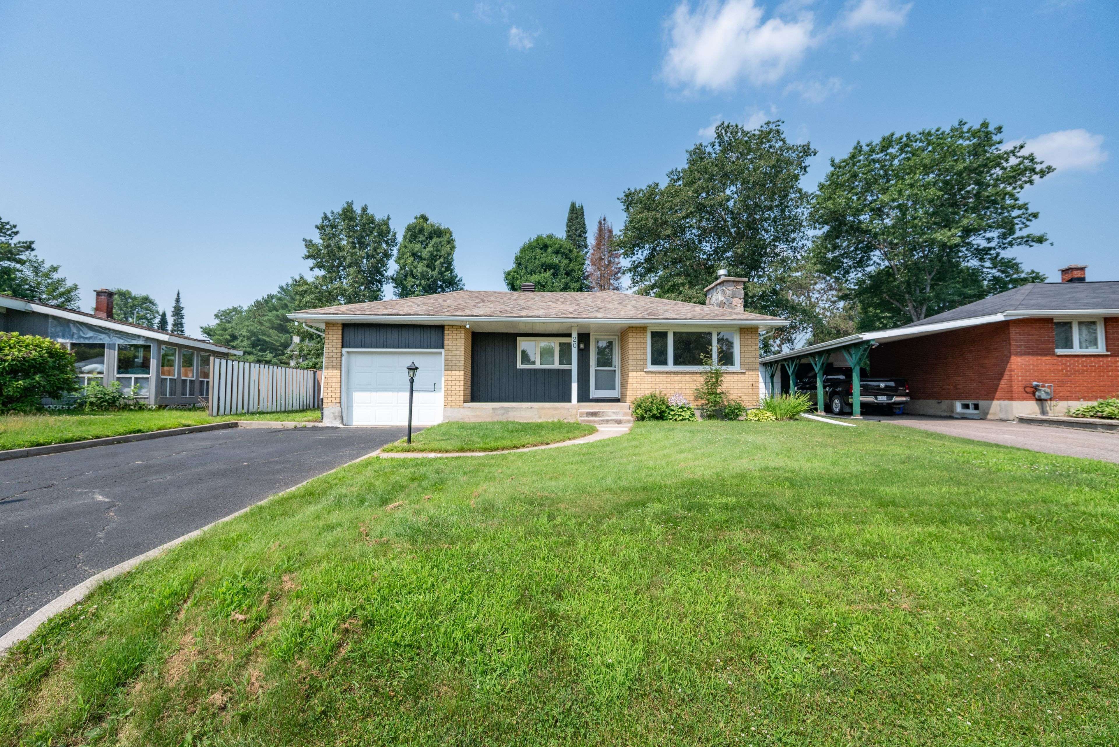 Deep River, ON K0J 1P0,20 Claremount RD