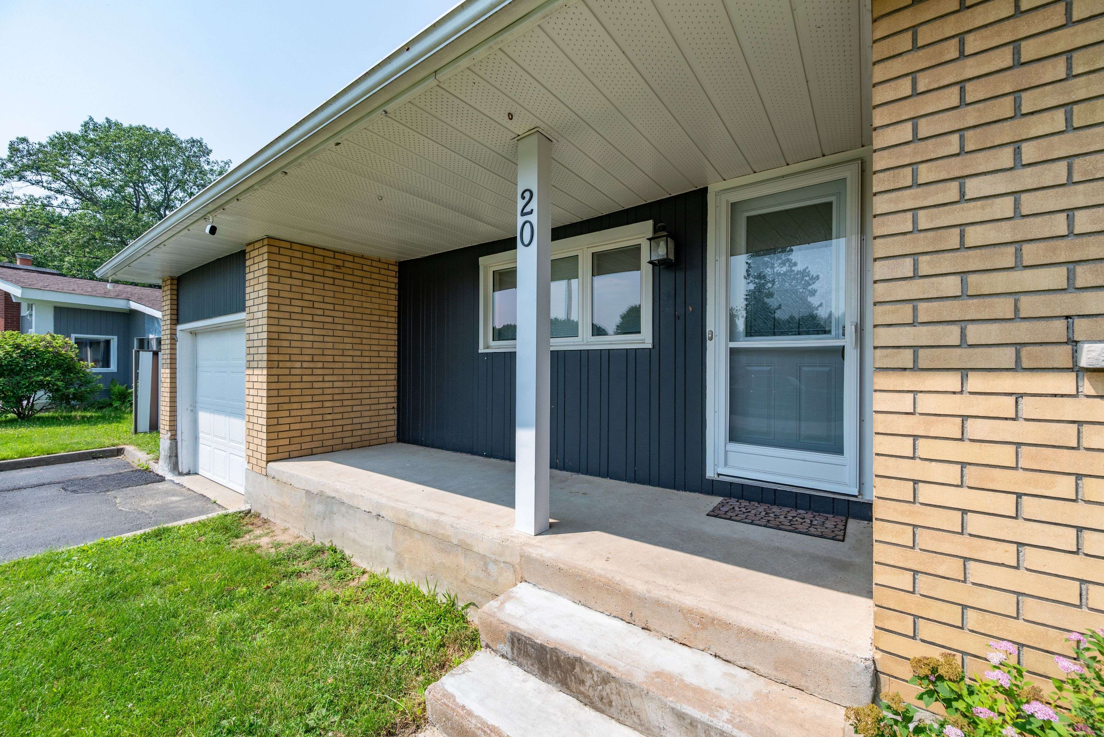 Deep River, ON K0J 1P0,20 Claremount RD