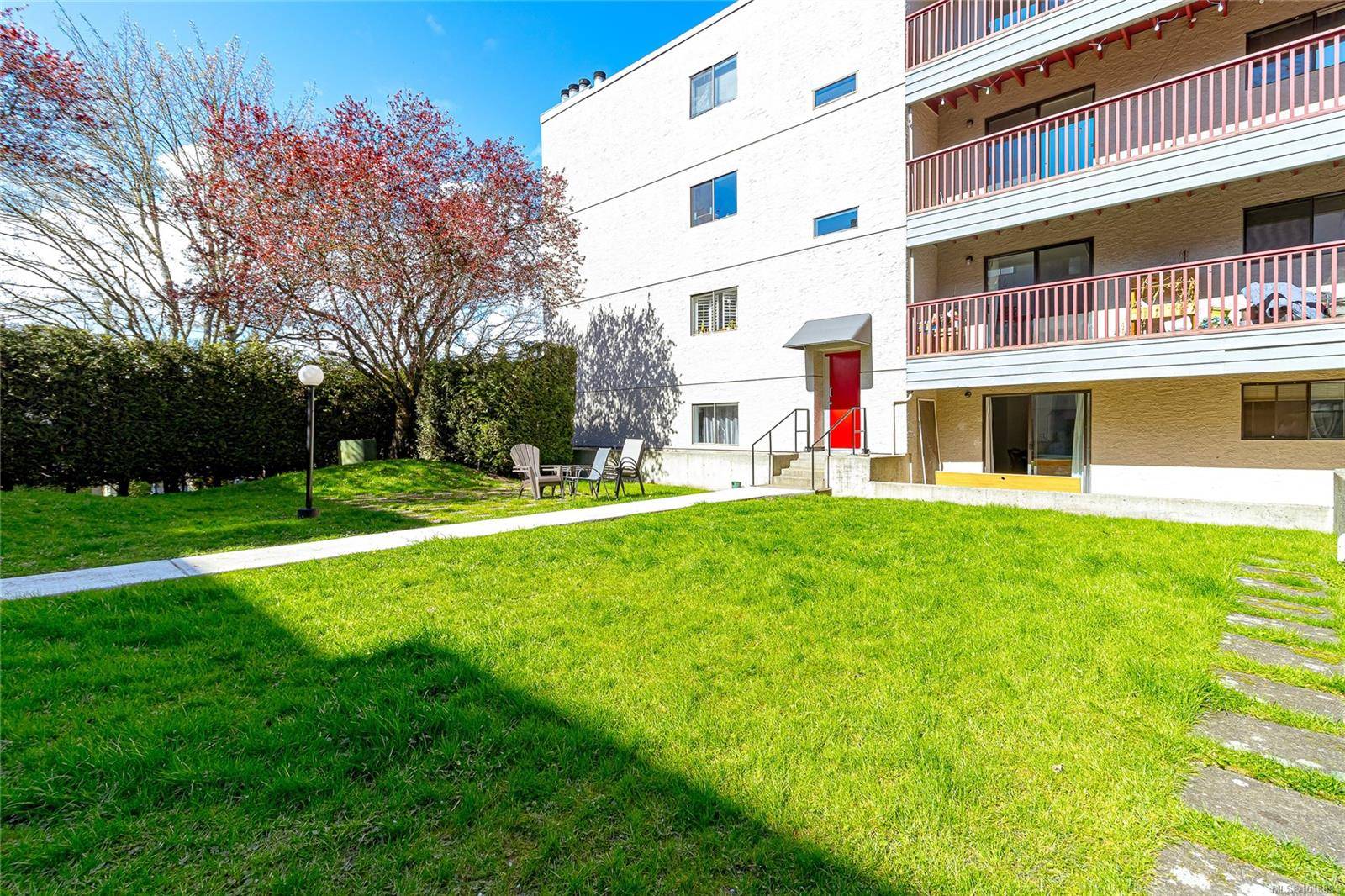 Saanich, BC V8X 1E5,3255 Glasgow Ave #208