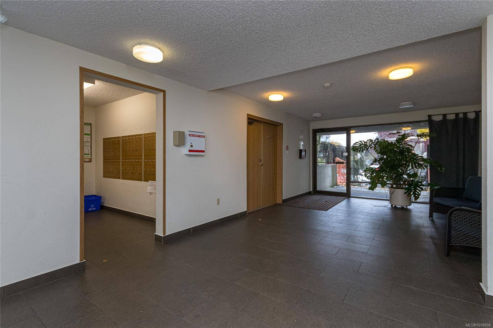 Saanich, BC V8X 1E5,3255 Glasgow Ave #208