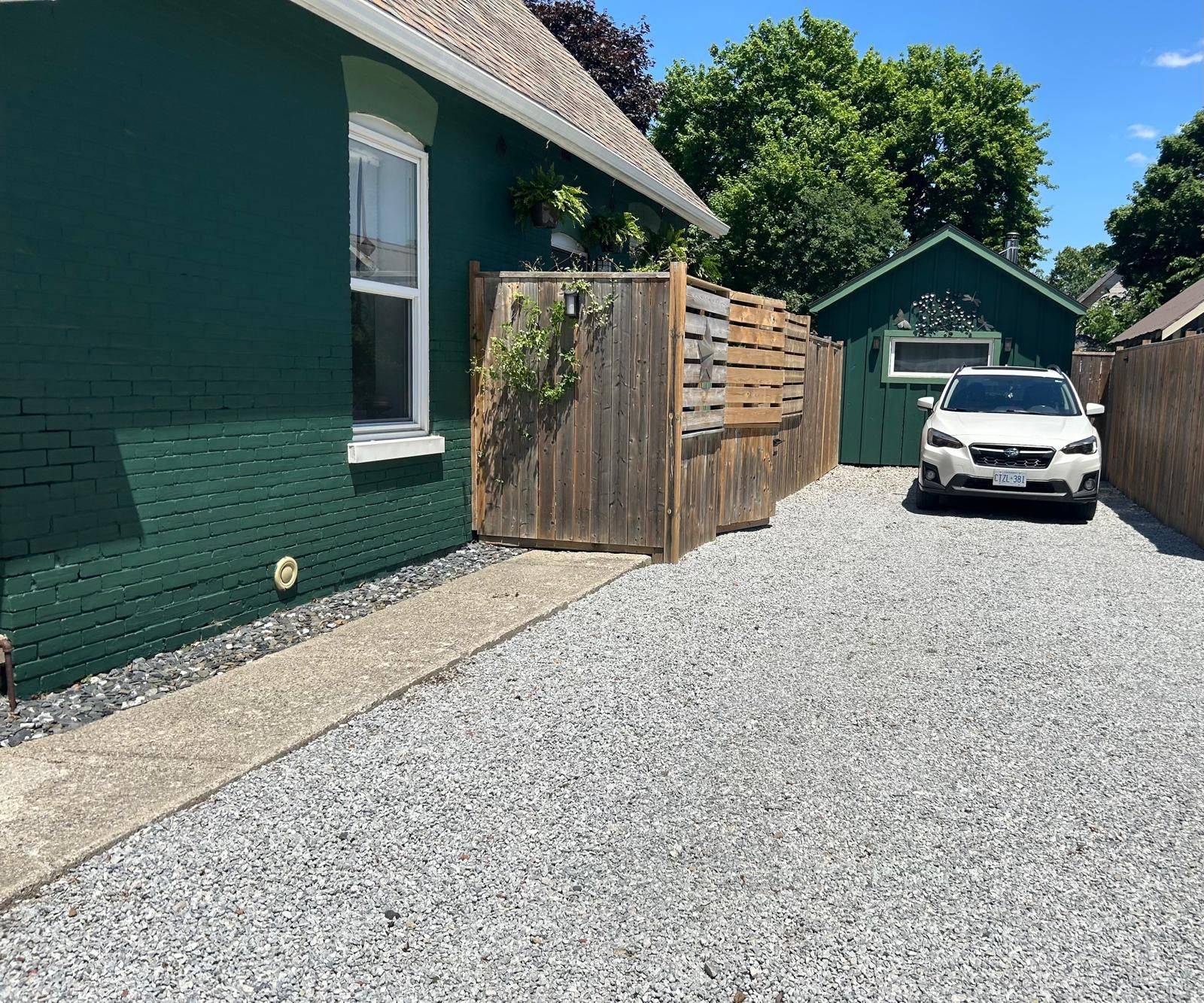 Chatham-kent, ON N0P 2K0,68 VICTORIA ST