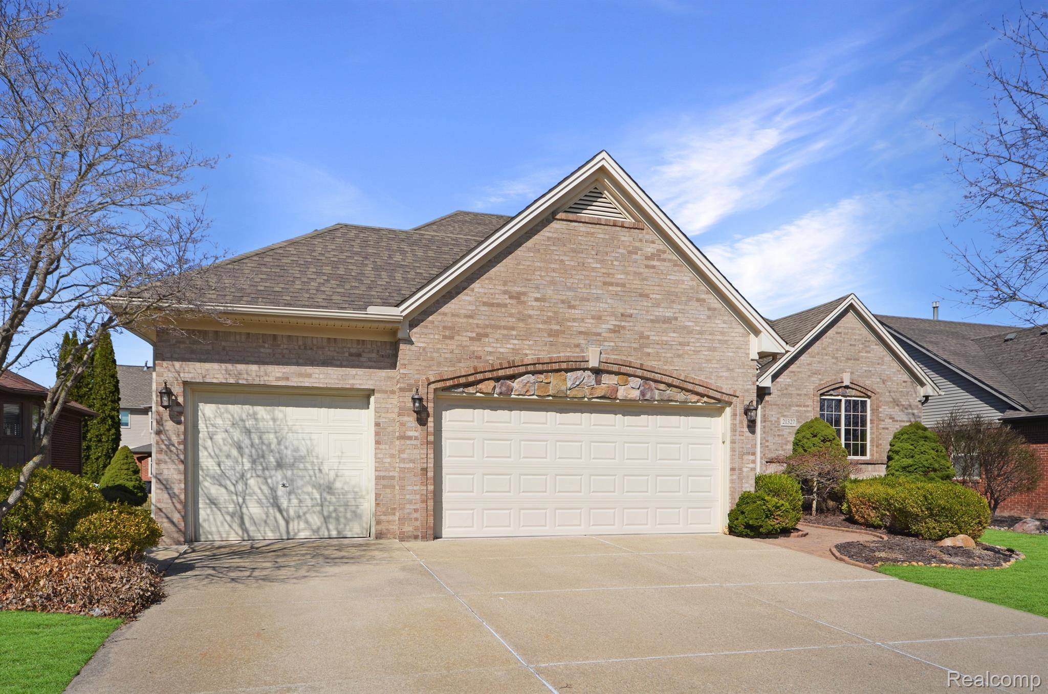 Macomb, MI 48044,21327 Carlton DR