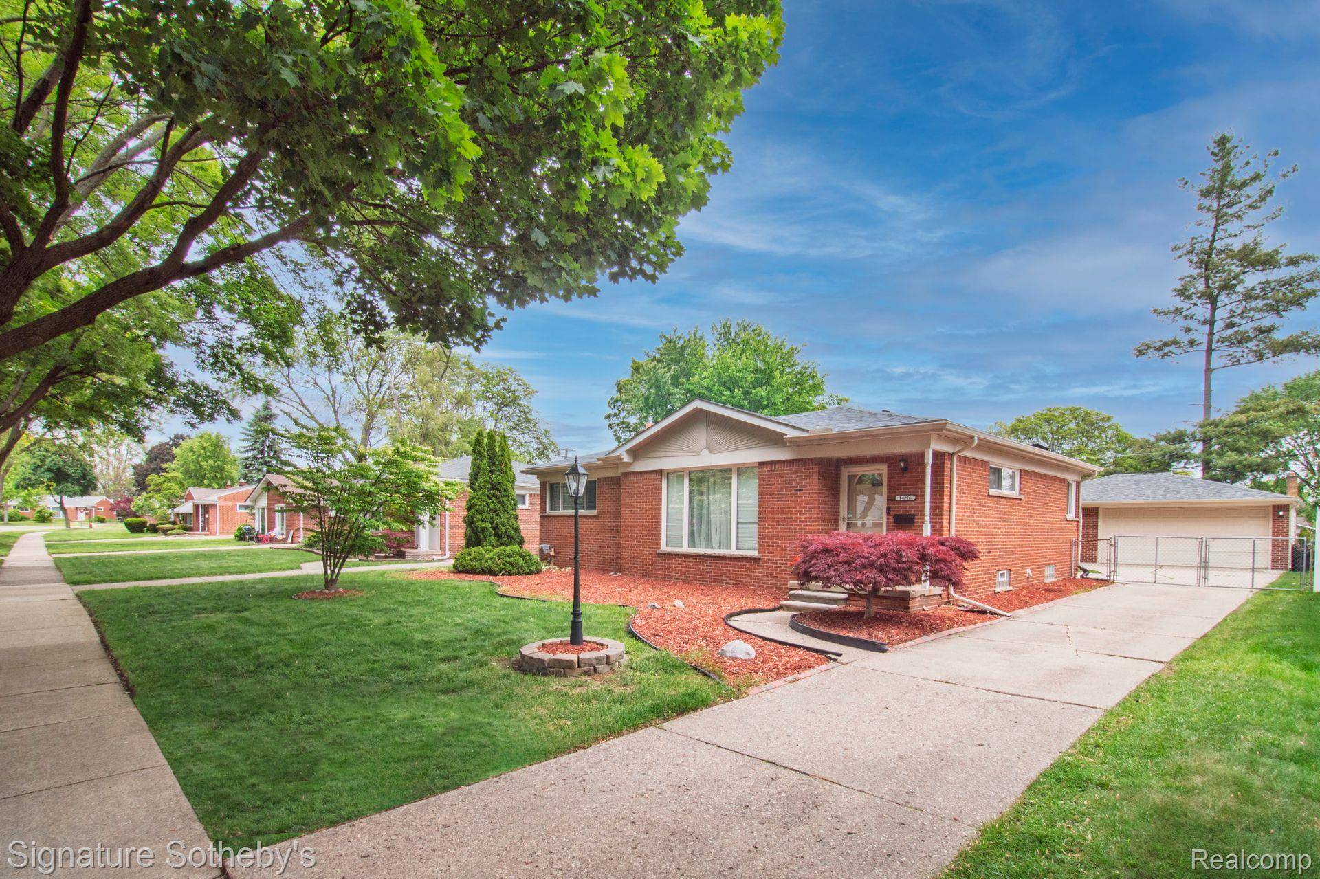 Livonia, MI 48154,14226 Deering ST