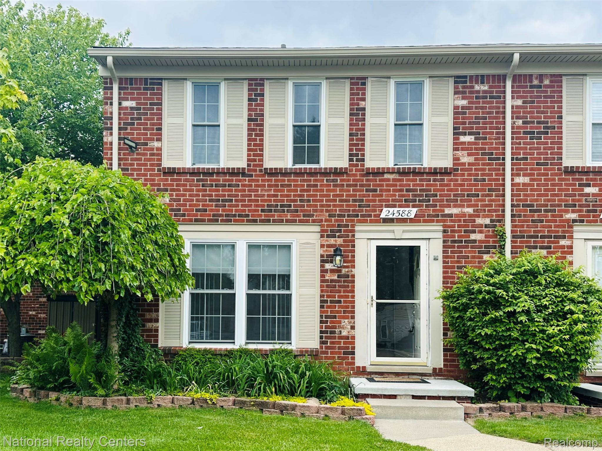 24588 Bashian DR, Novi, MI 48375