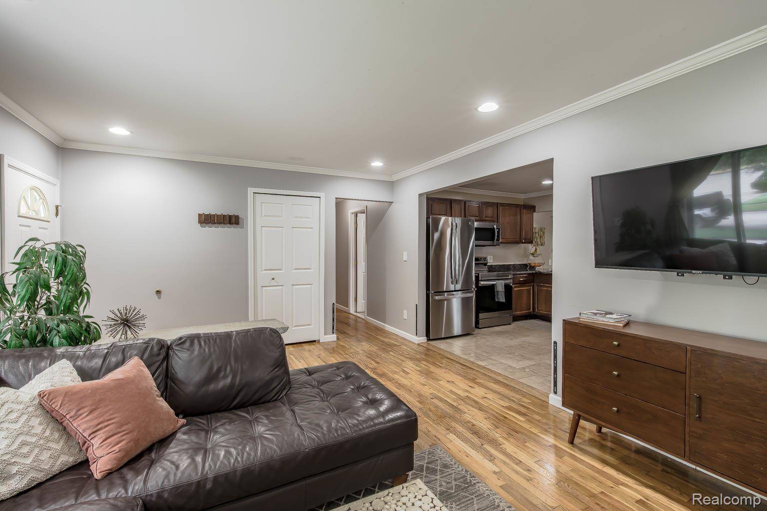 Troy, MI 48083,2898 Borden DR