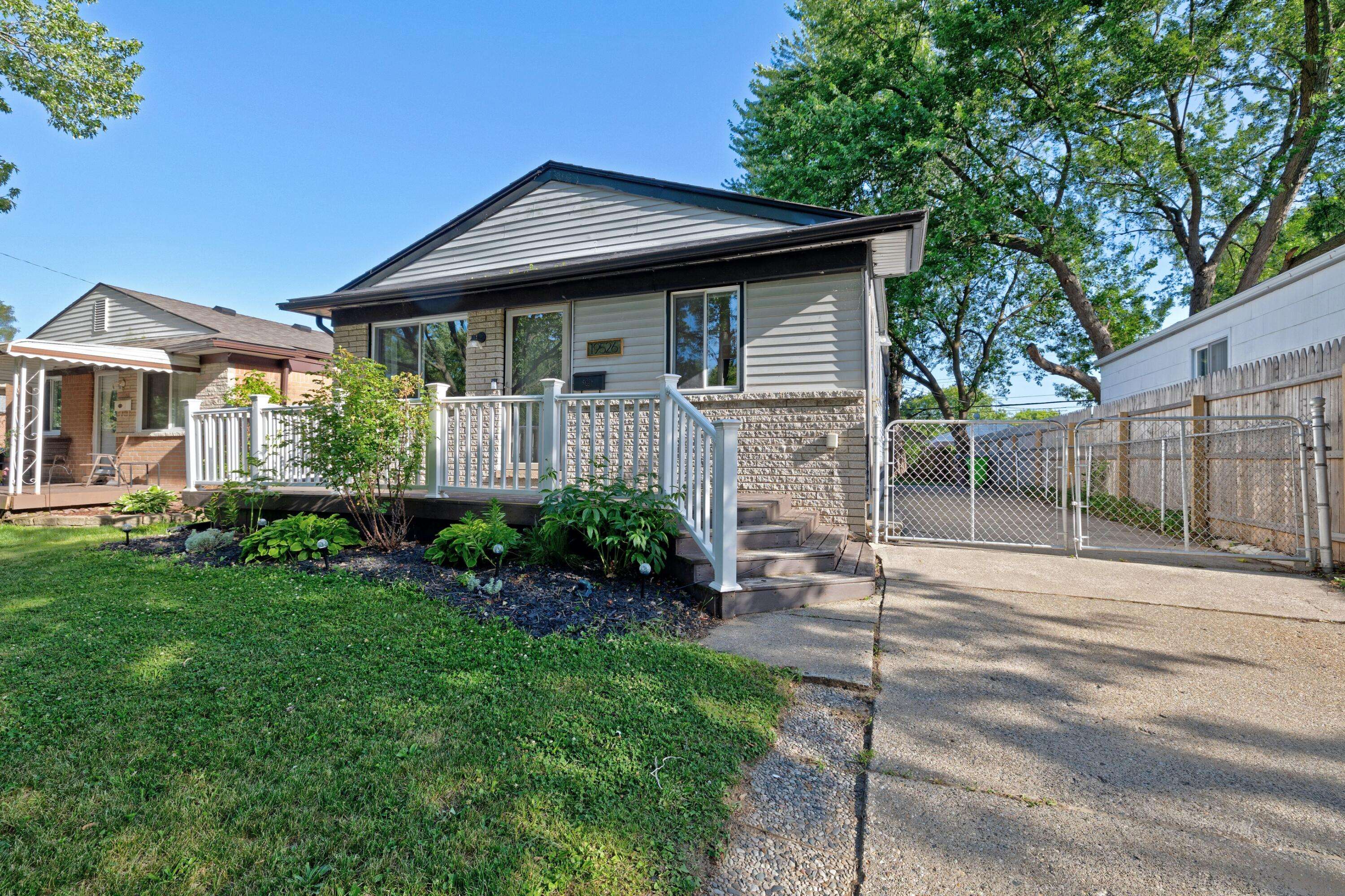 Clinton Twp, MI 48035,19526 Broadacres ST