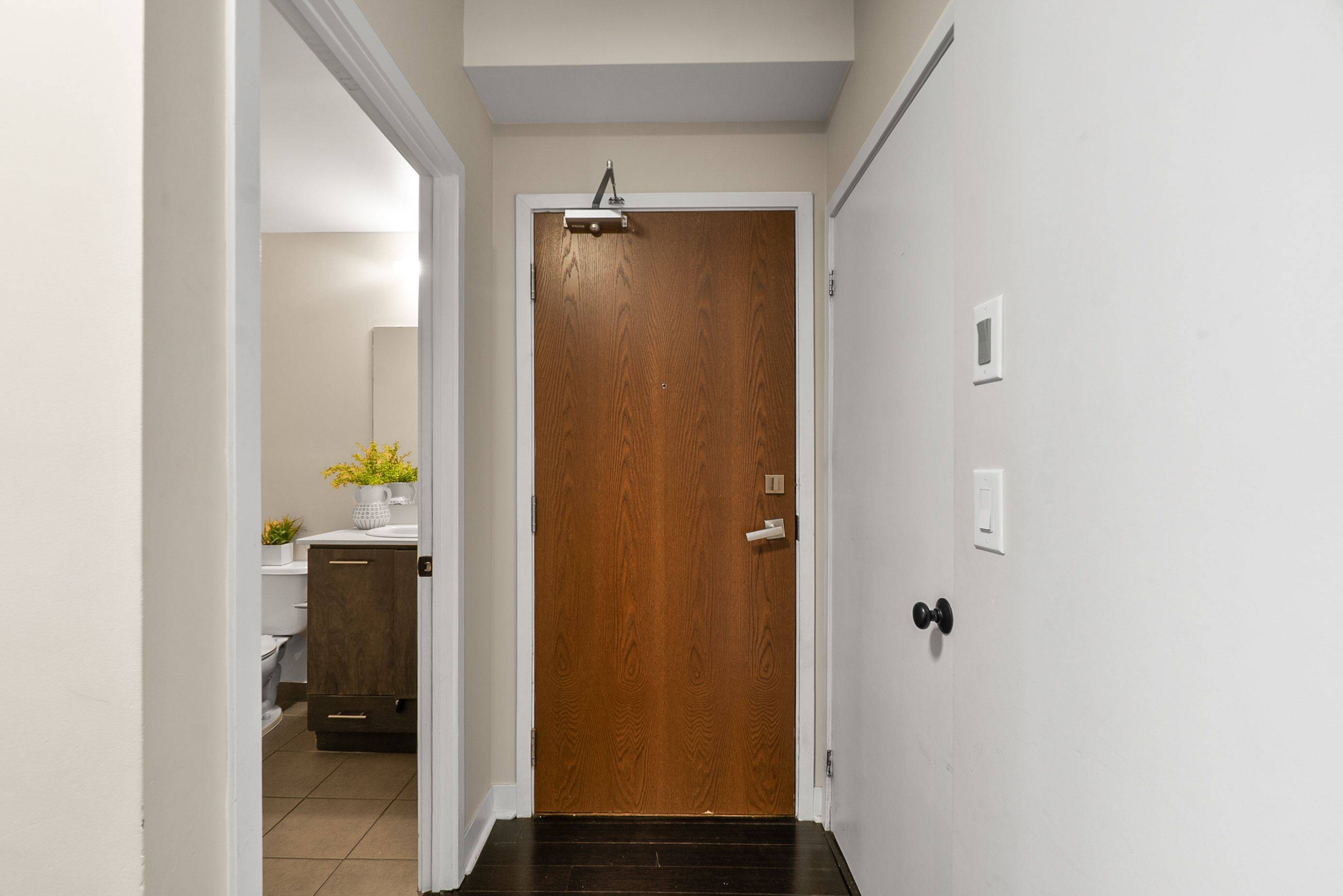 Mississauga, ON L5B 0G7,360 Square One DR N #707