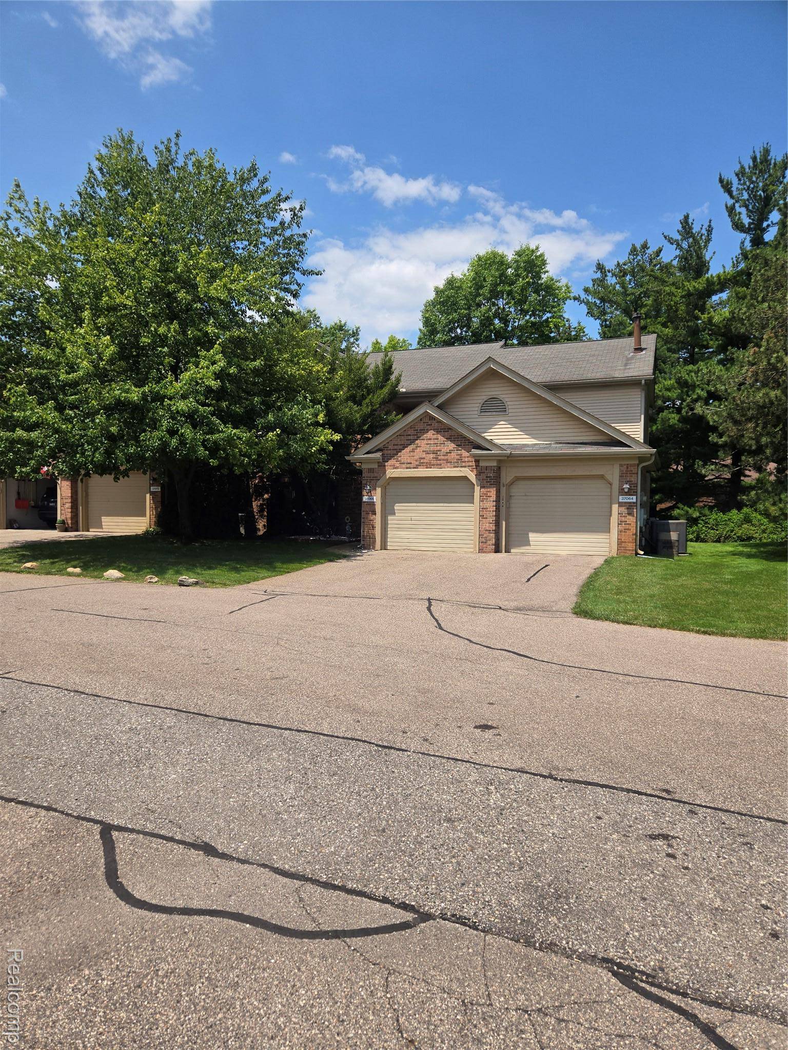 Bloomfield Hills, MI 48331,37066 Kirkshire CT