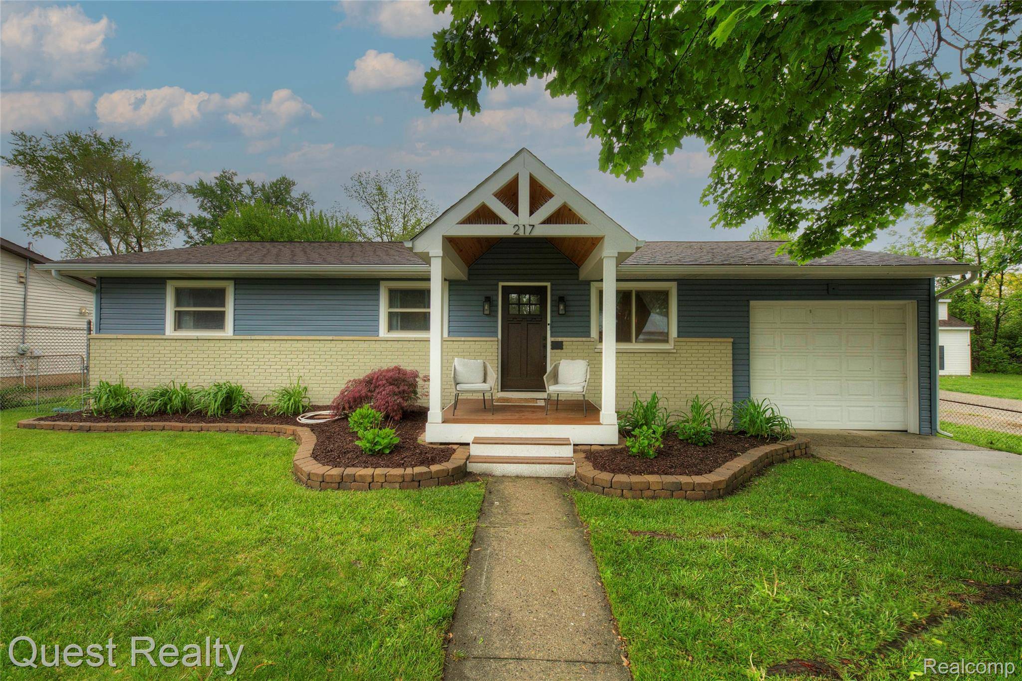 Fowlerville, MI 48836,217 E North ST