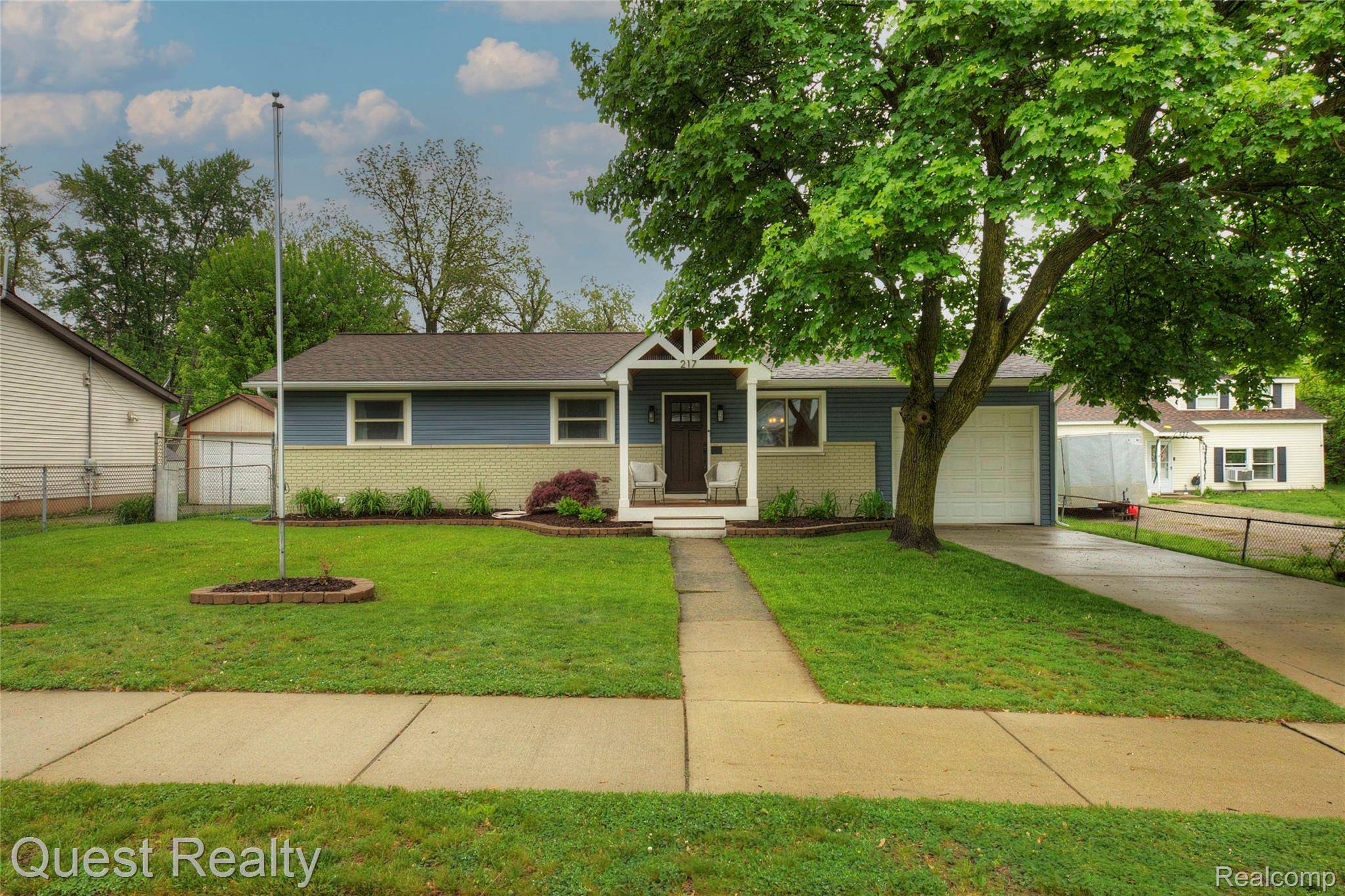 Fowlerville, MI 48836,217 E North ST