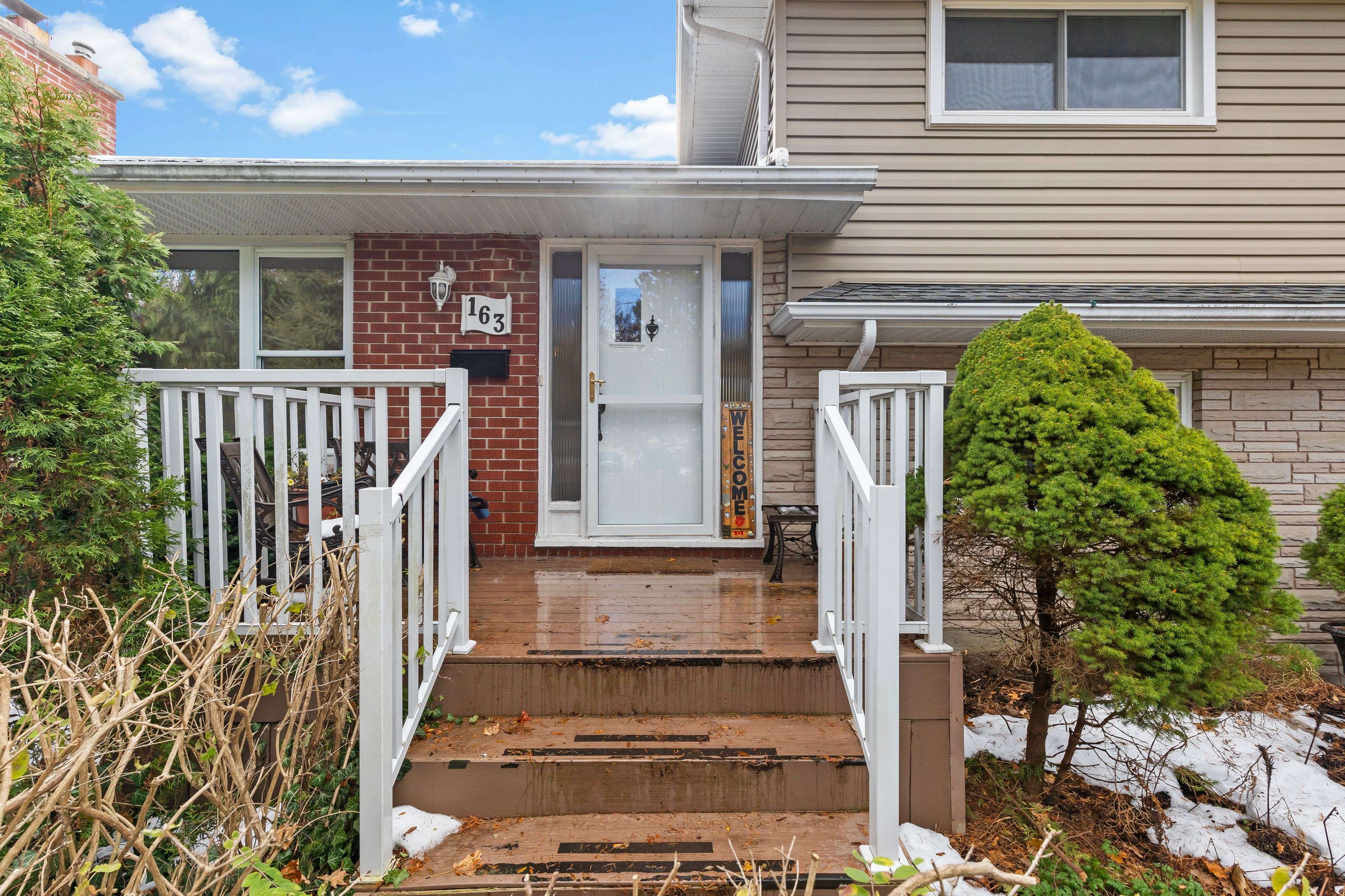 London South, ON N6J 1T7,163 Centre ST W