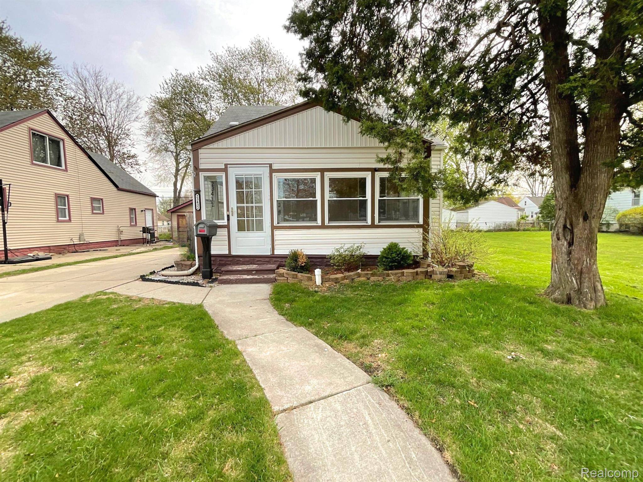 Hazel Park, MI 48030,23432 CAYUGA AVE